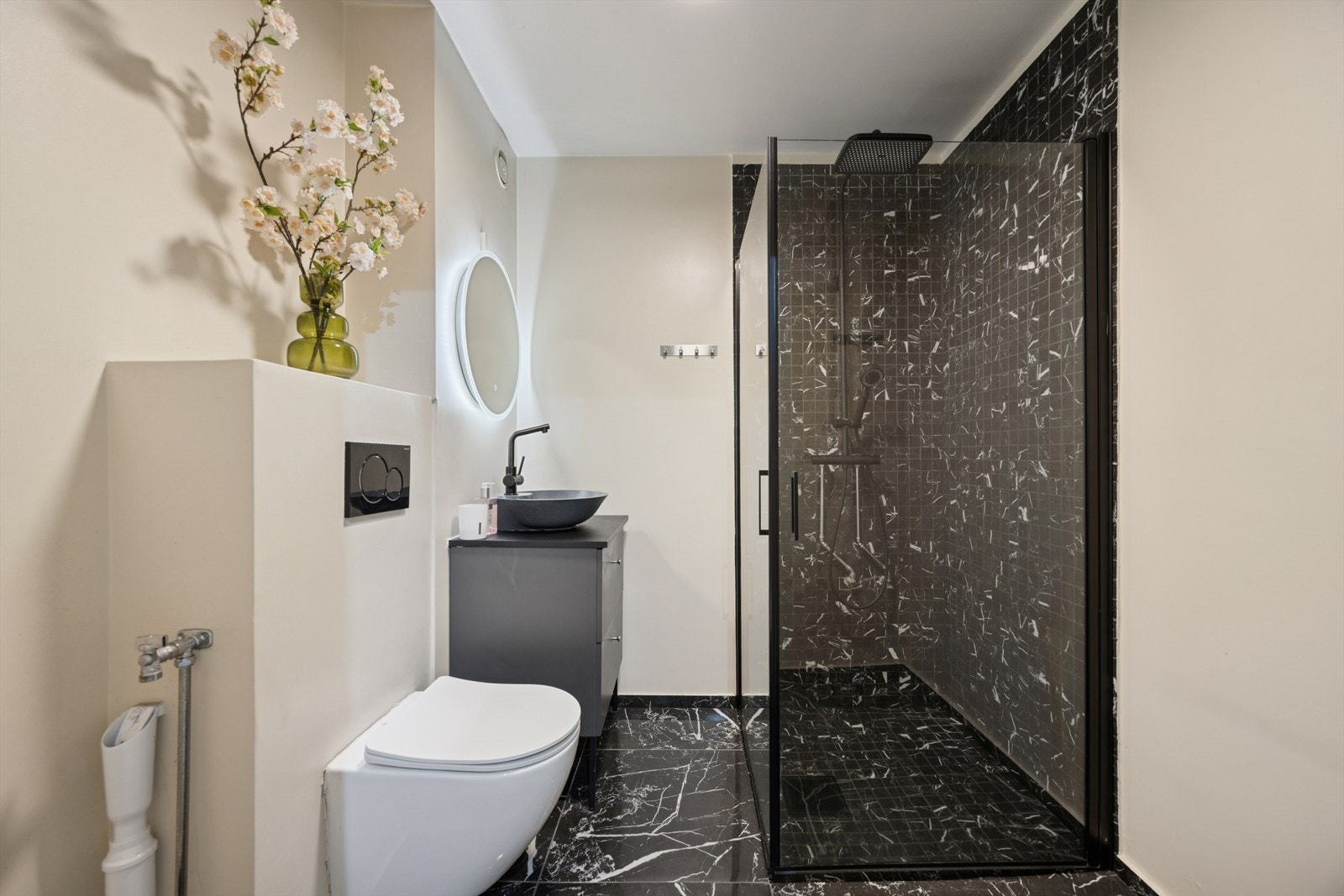 Lekkert og moderne baderom som ble modernisert i 2021 med nye fliser og innredning Galleribilde