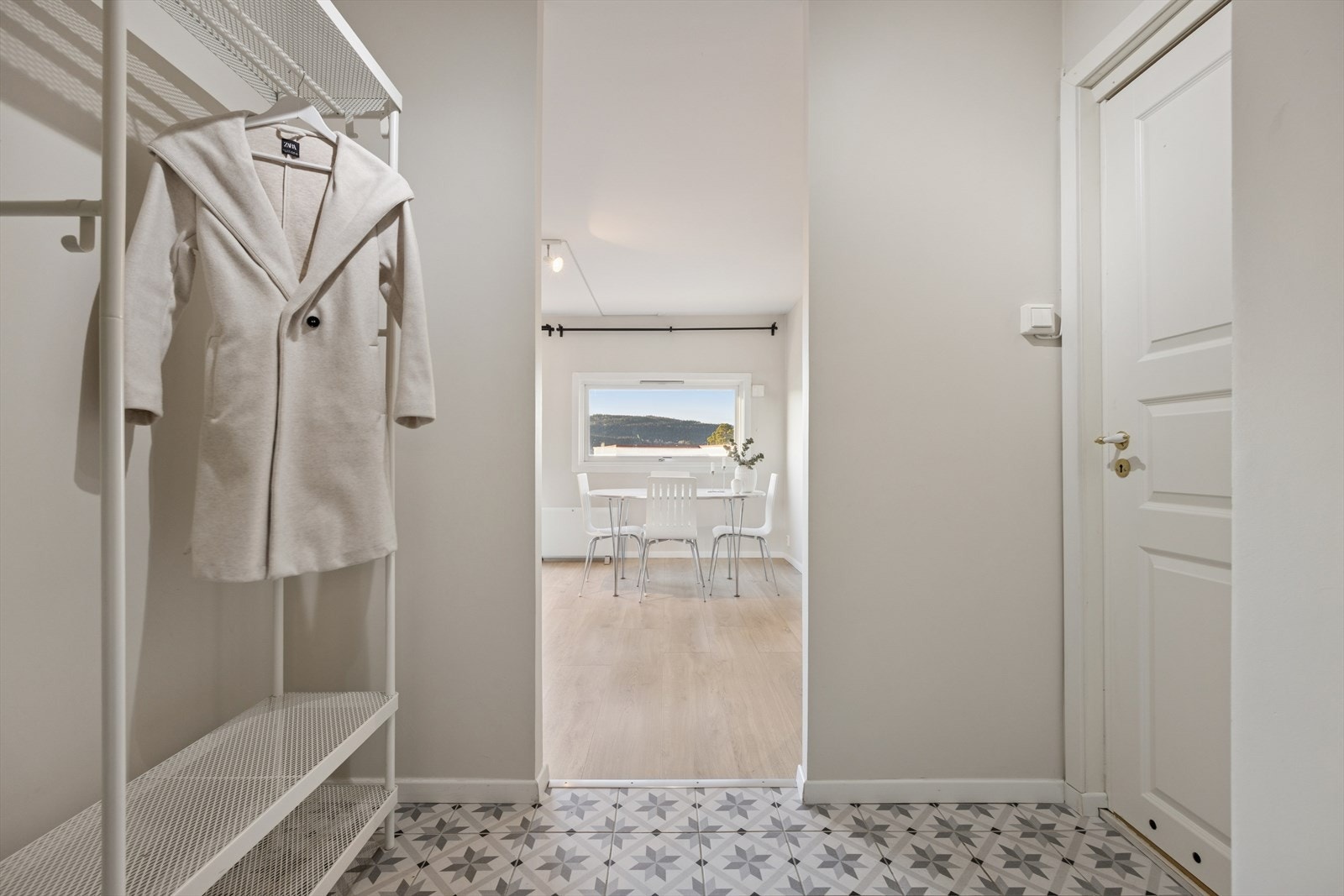 Romslig entré med mulighet til å henge fra seg yttertøy og diverse Galleribilde