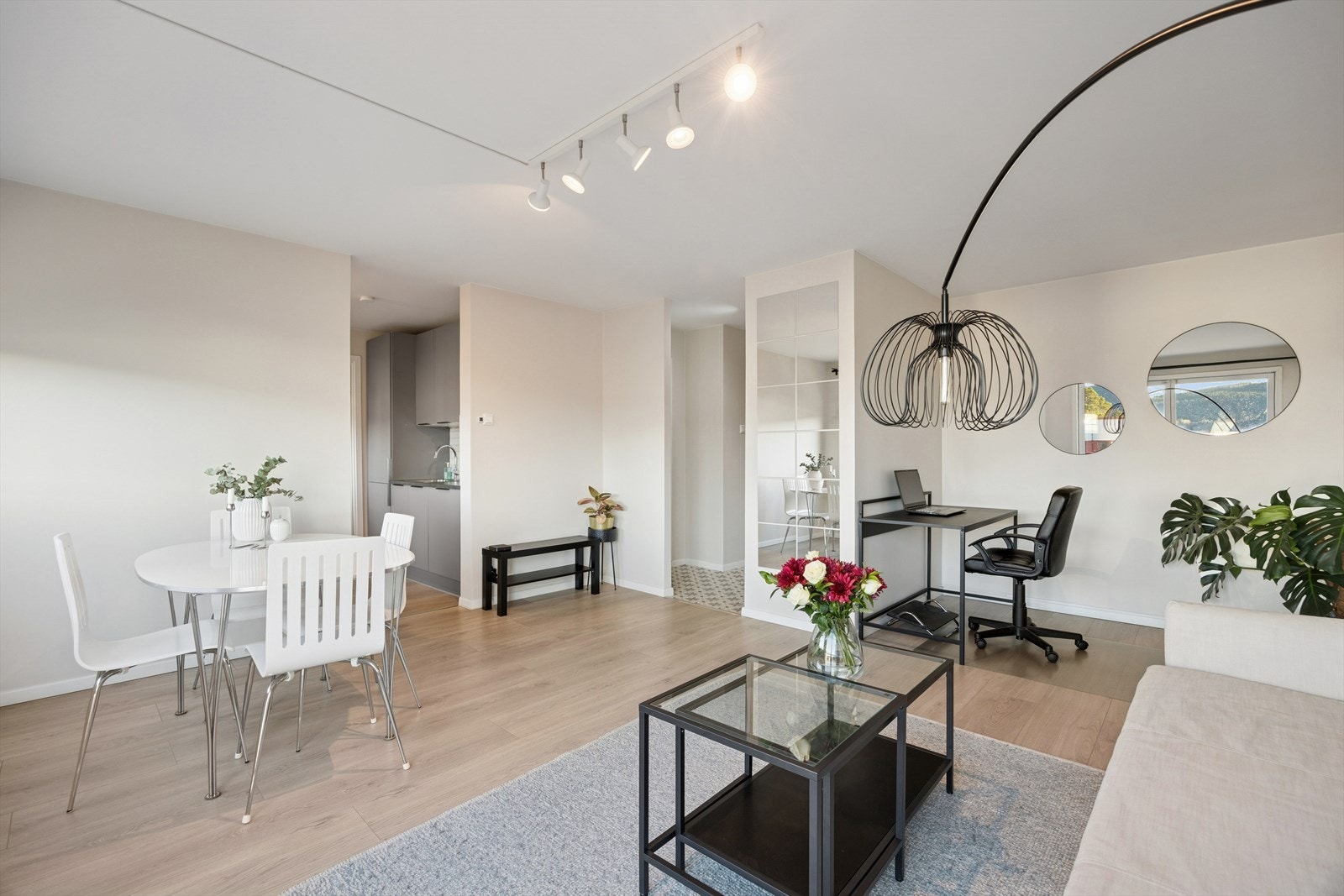 Det er godt med plass til både spisebord og sofaløsning - et godt samlingspunkt for venner og familie Galleribilde