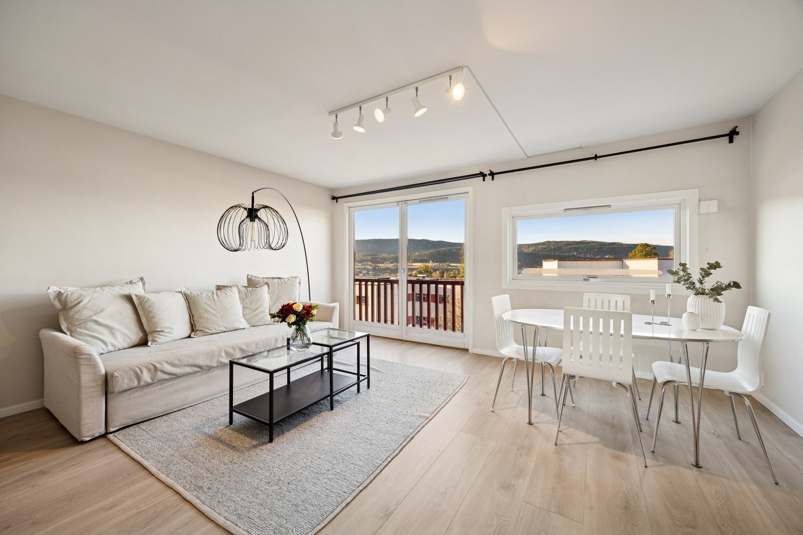 Leiligheten ligger høyt og fritt med fantastisk utsikt fra stuen Galleribilde