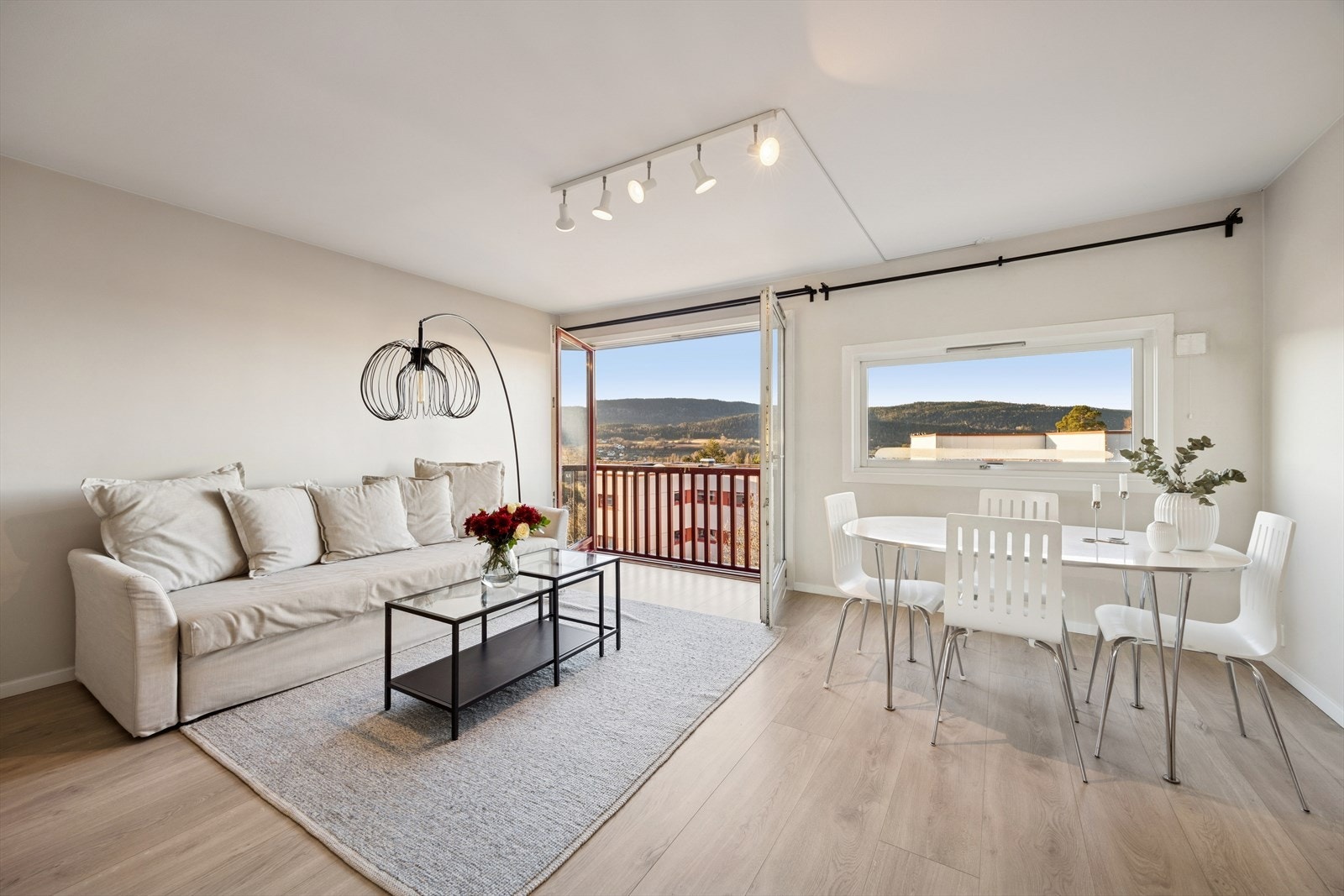 Den franske balkongen kan åpnes helt opp. Du får solen inn fra ca. kl. 12:00 og til solnedgang Galleribilde