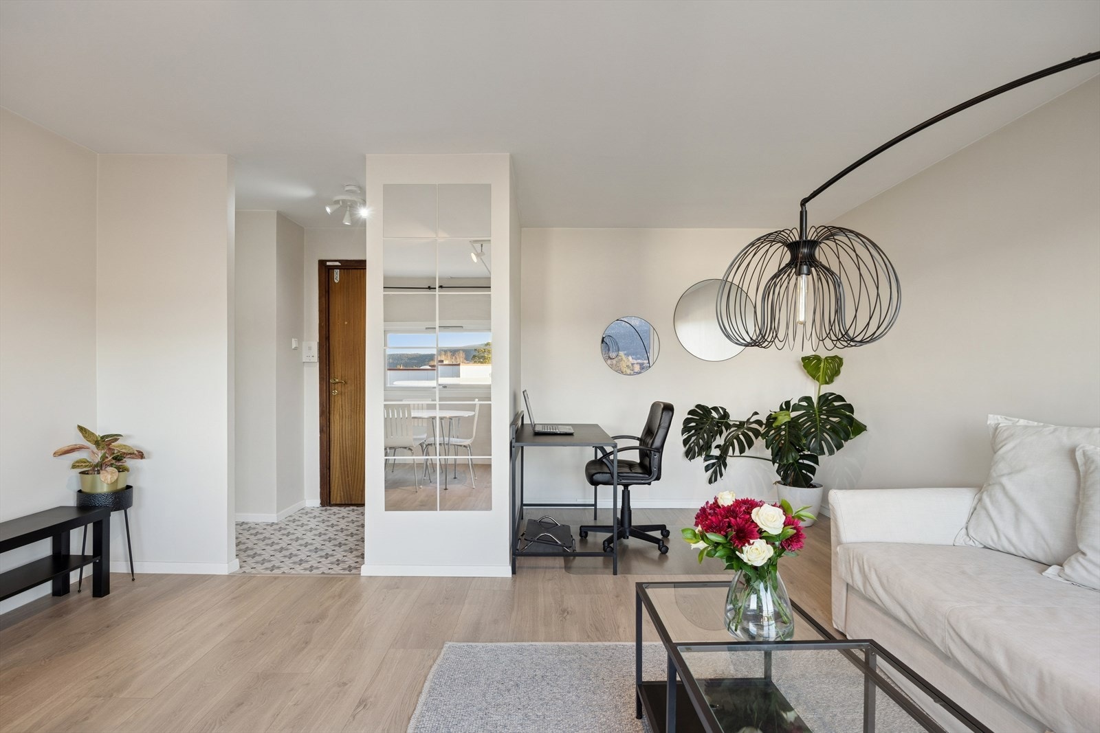 Leiligheten ble gjennomgående pusset opp i 2021 og fremstår som lys og meget tidsriktig Galleribilde