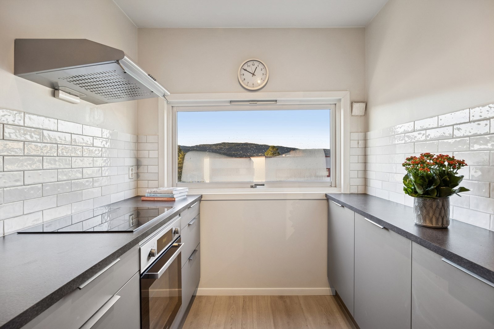 Kjøkkenet er fra 2021 og meget funksjonelt - her har du rikelig med skap- og benkeplass Galleribilde