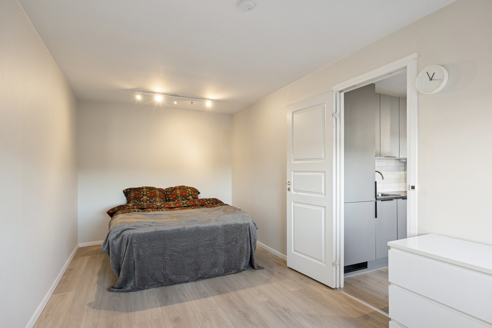 Soverommet holder en god størrelse og her har du rikelig med plass til både dobbeltseng, en stor garderobe eller kontor Galleribilde