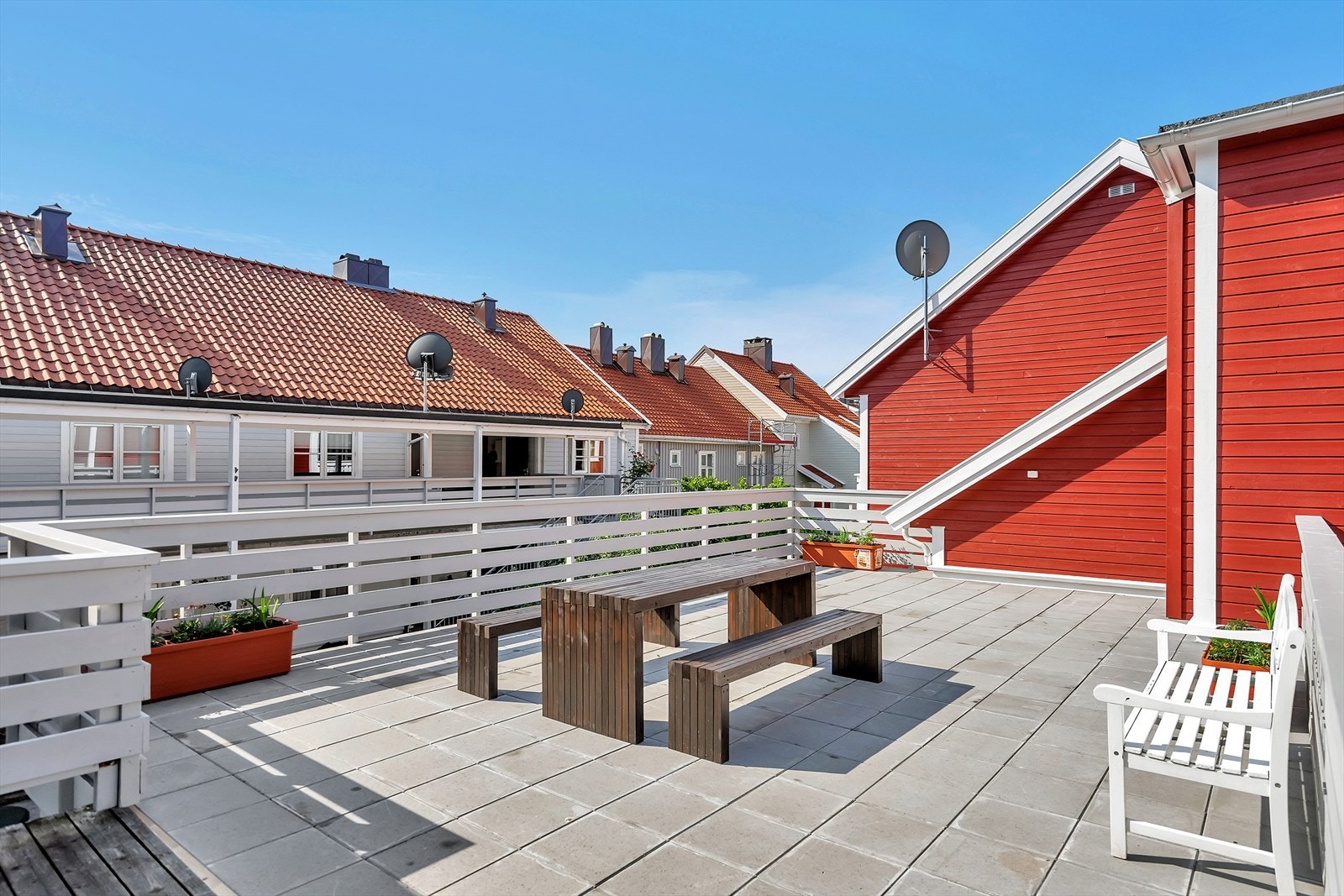 Felles, solrik takterrasse Galleribilde