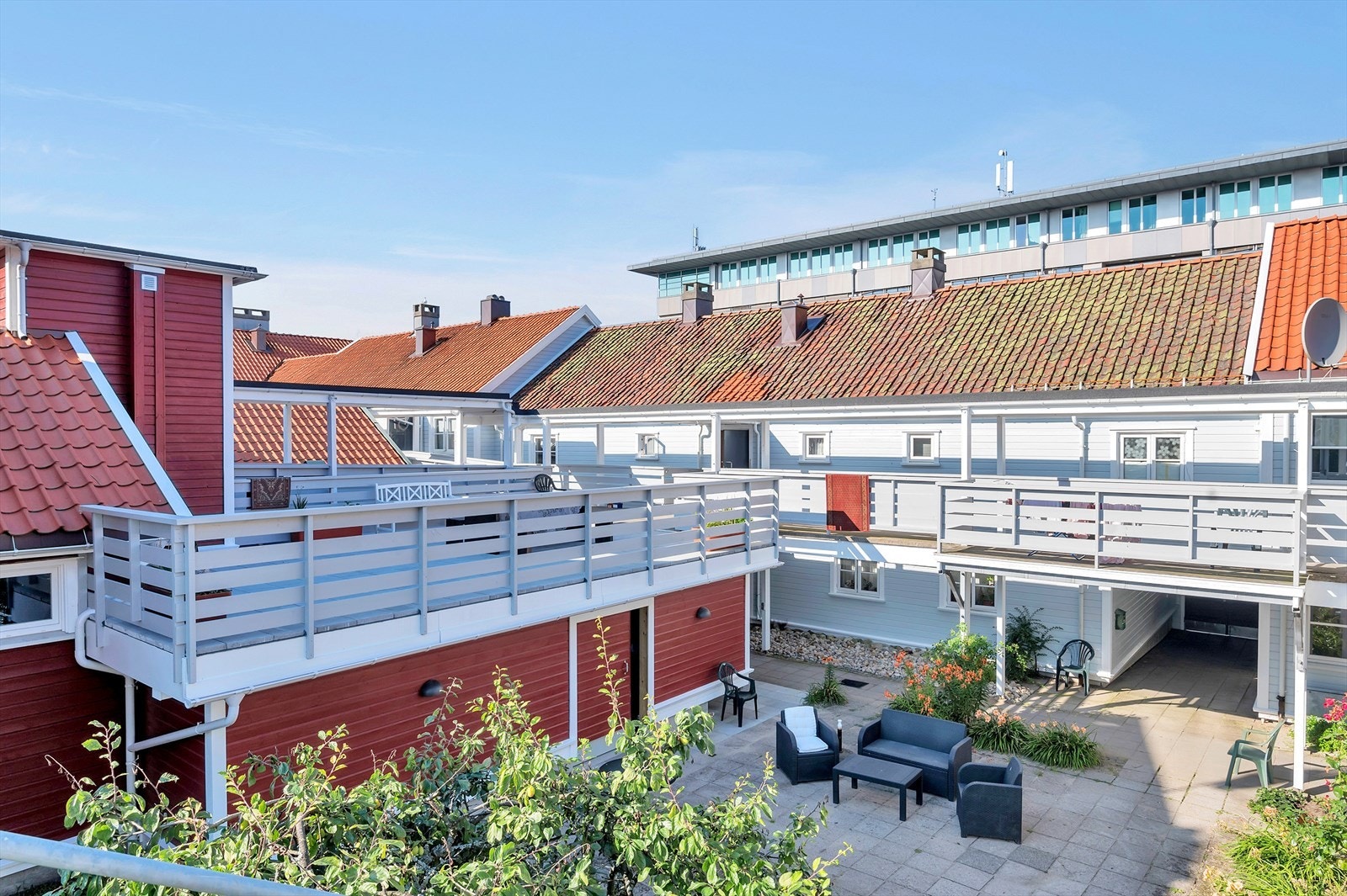 Heis i bakgårdsbygg, samt svalgang til leilighetens inngangsdør Galleribilde