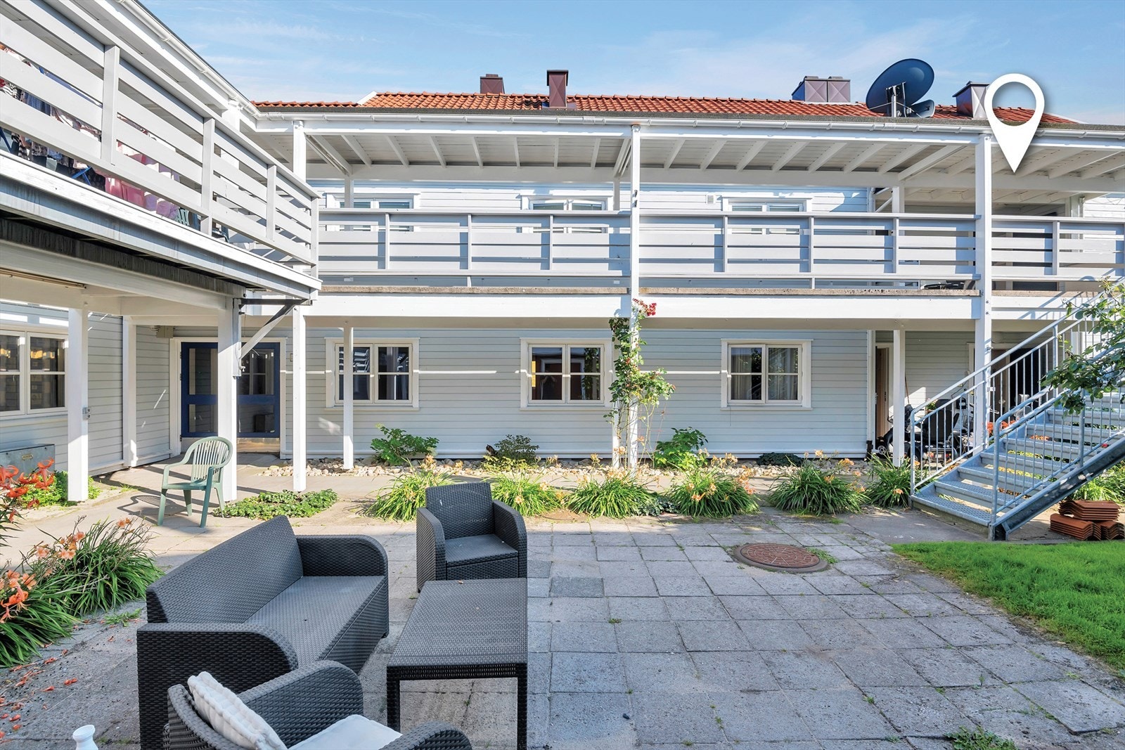 Inngangsparti og soverom vender mot rolig bakgård Galleribilde