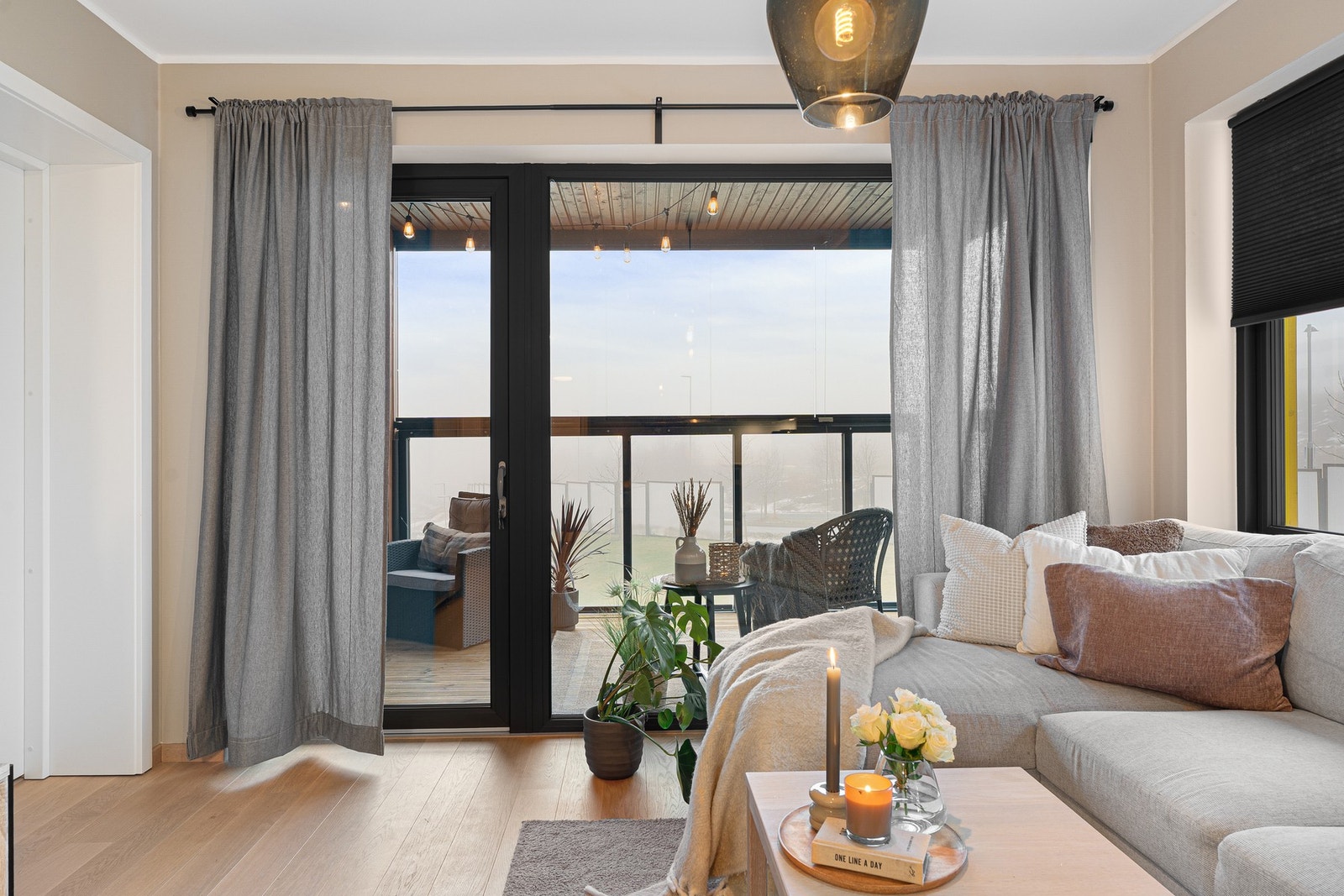 Utsikt. Fra stuen er det utgang til leilighetens balkong. Galleribilde