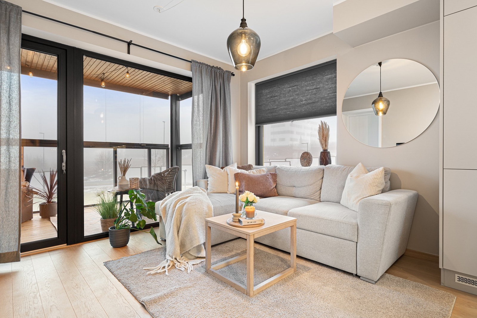 Leiligheten nyter store vindusflater som sørger for godt med naturlig lysinnslipp. Galleribilde