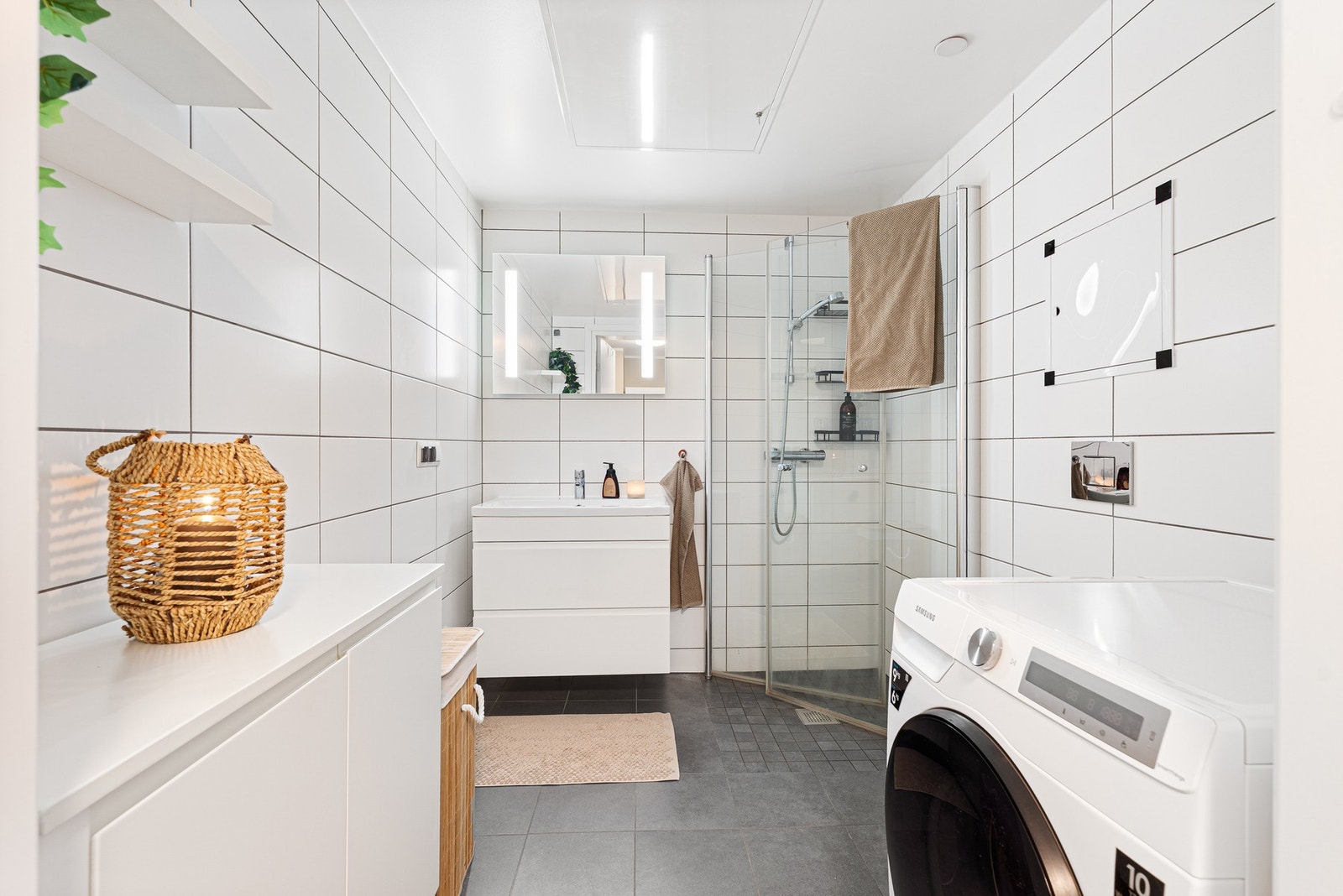 Delikat flislagt bad med varmekabler i gulvet. Galleribilde