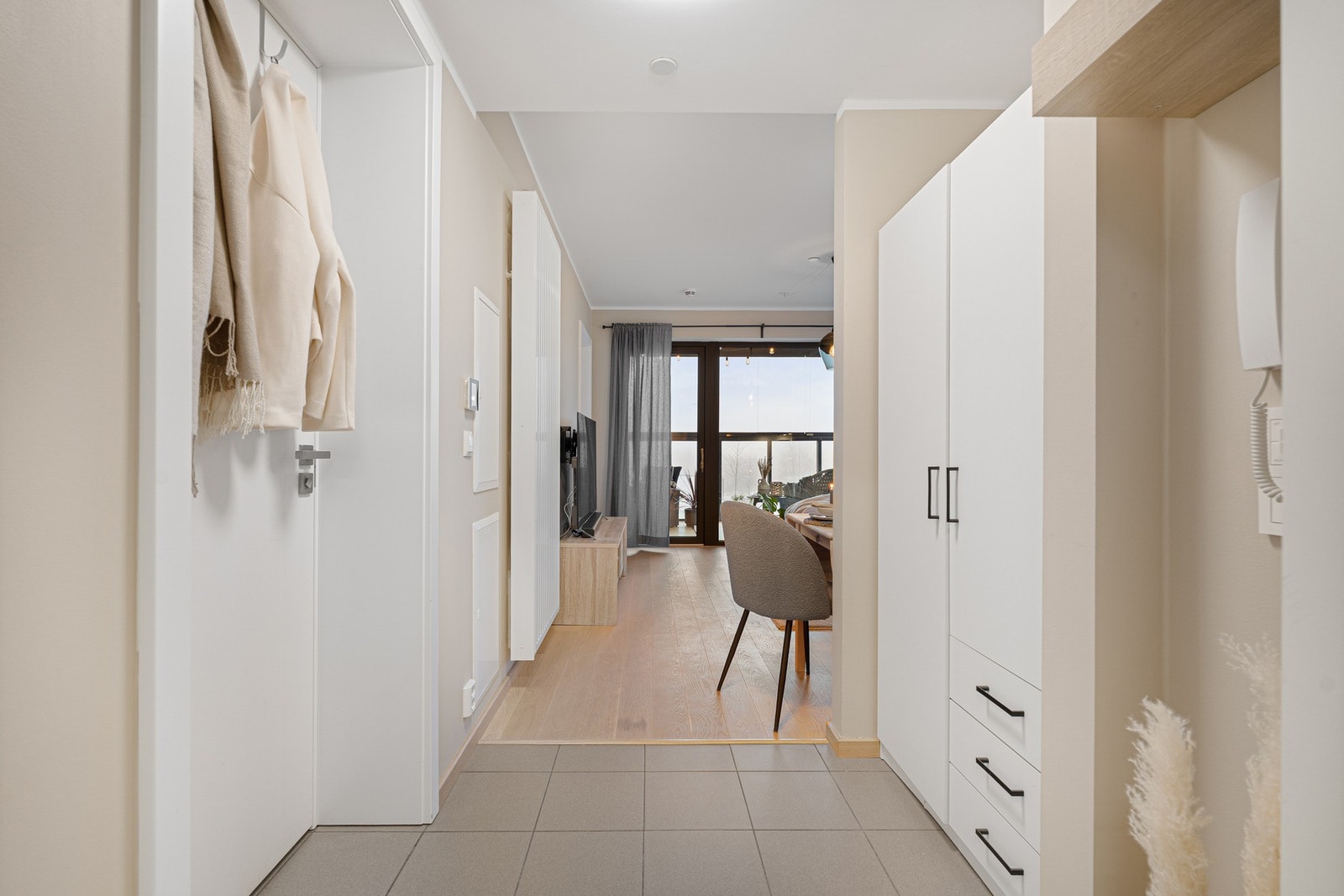 Rikelig med oppbevaringsplass for sko- og yttertøy i gangen. Galleribilde