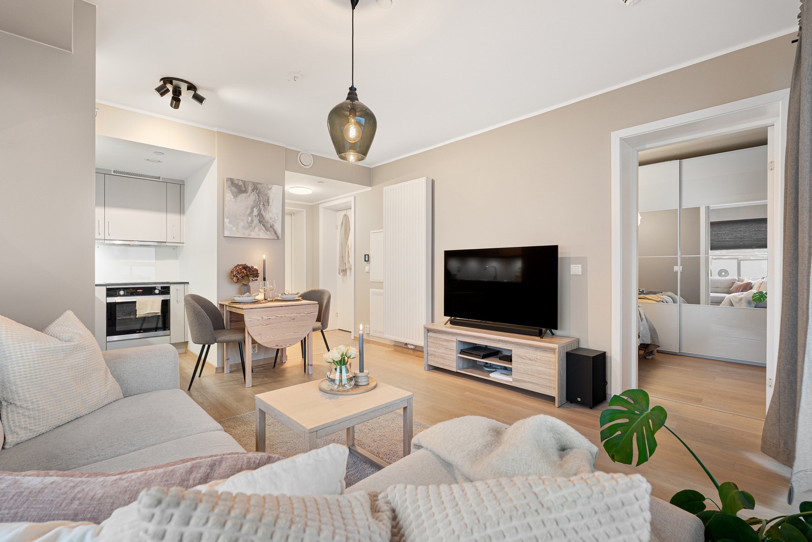 Den åpne løsningen mellom stua og kjøkkenet bidrar til en god romfølelse. Galleribilde