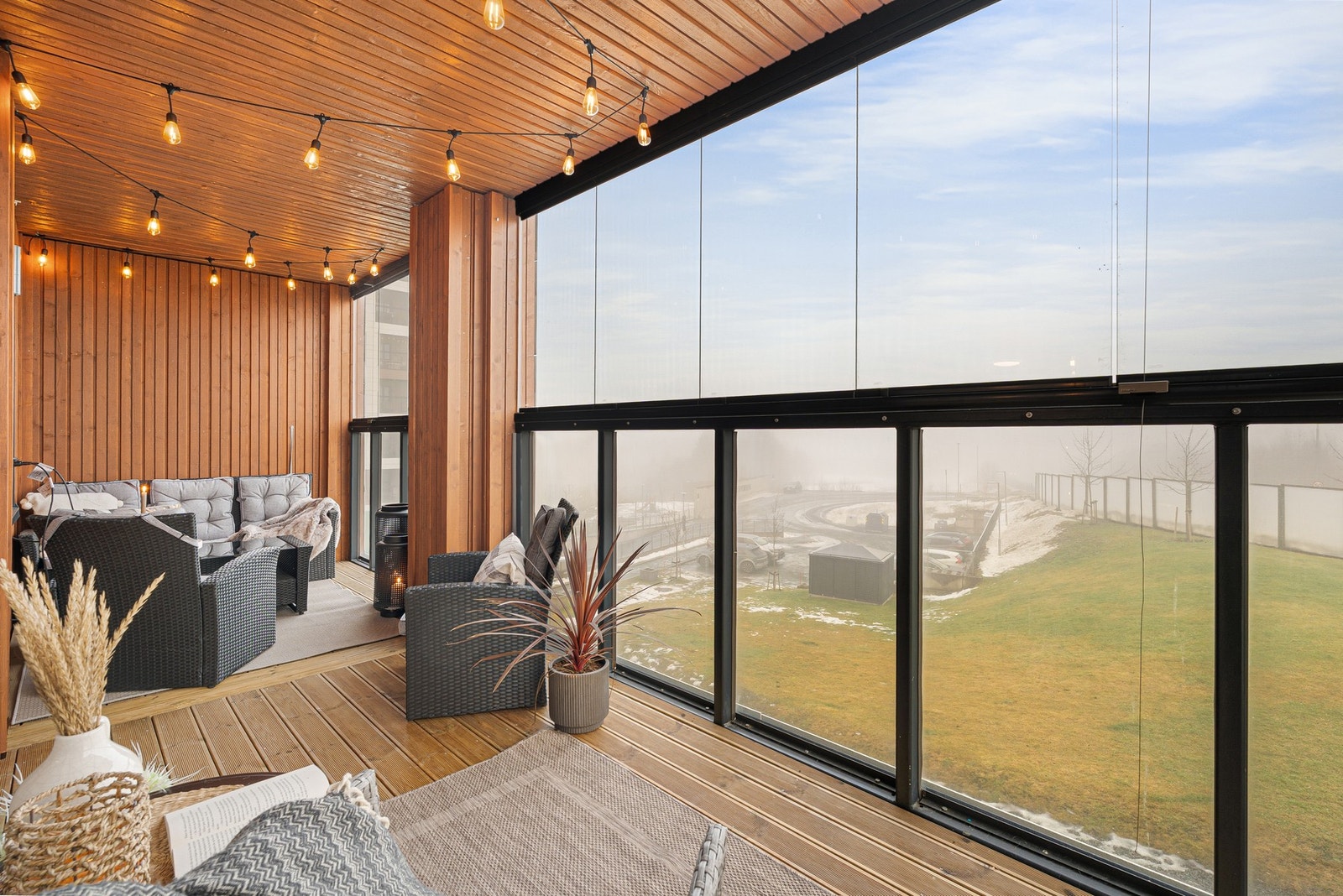 Den innglassede balkongen gir en følelse av en større stue på sommerhalvåret. Galleribilde