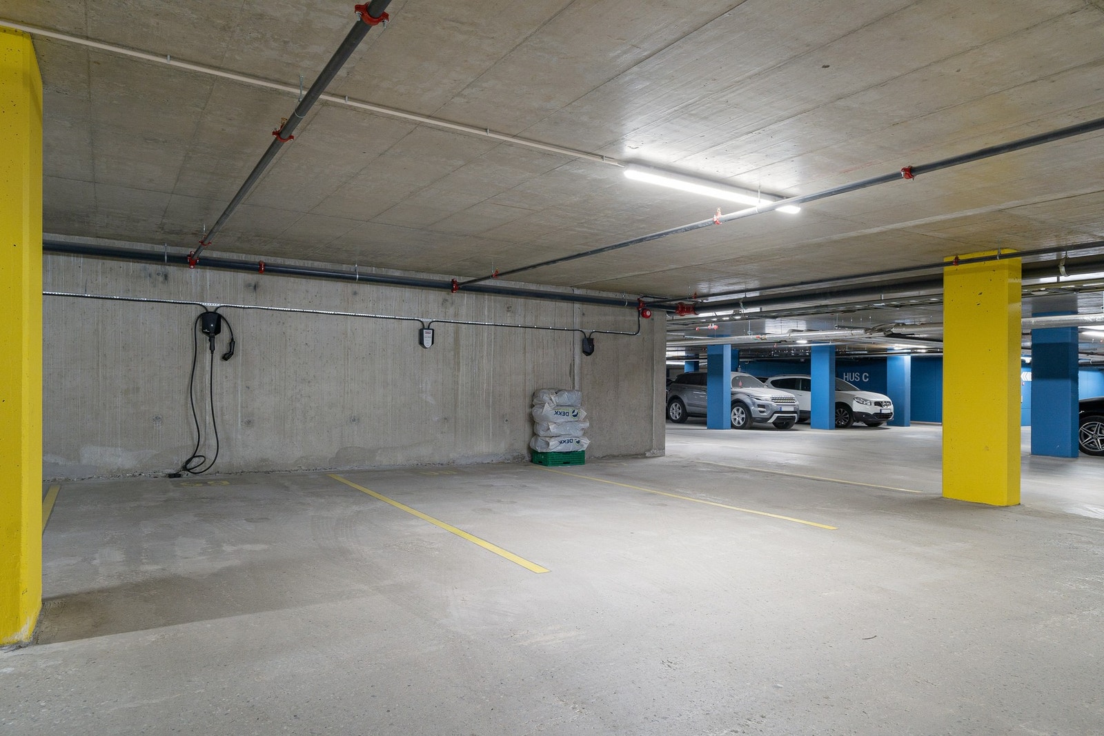 Det følger fast p-plass i oppvarmet garasjekjeller. Plassen har elbil-lader. Galleribilde