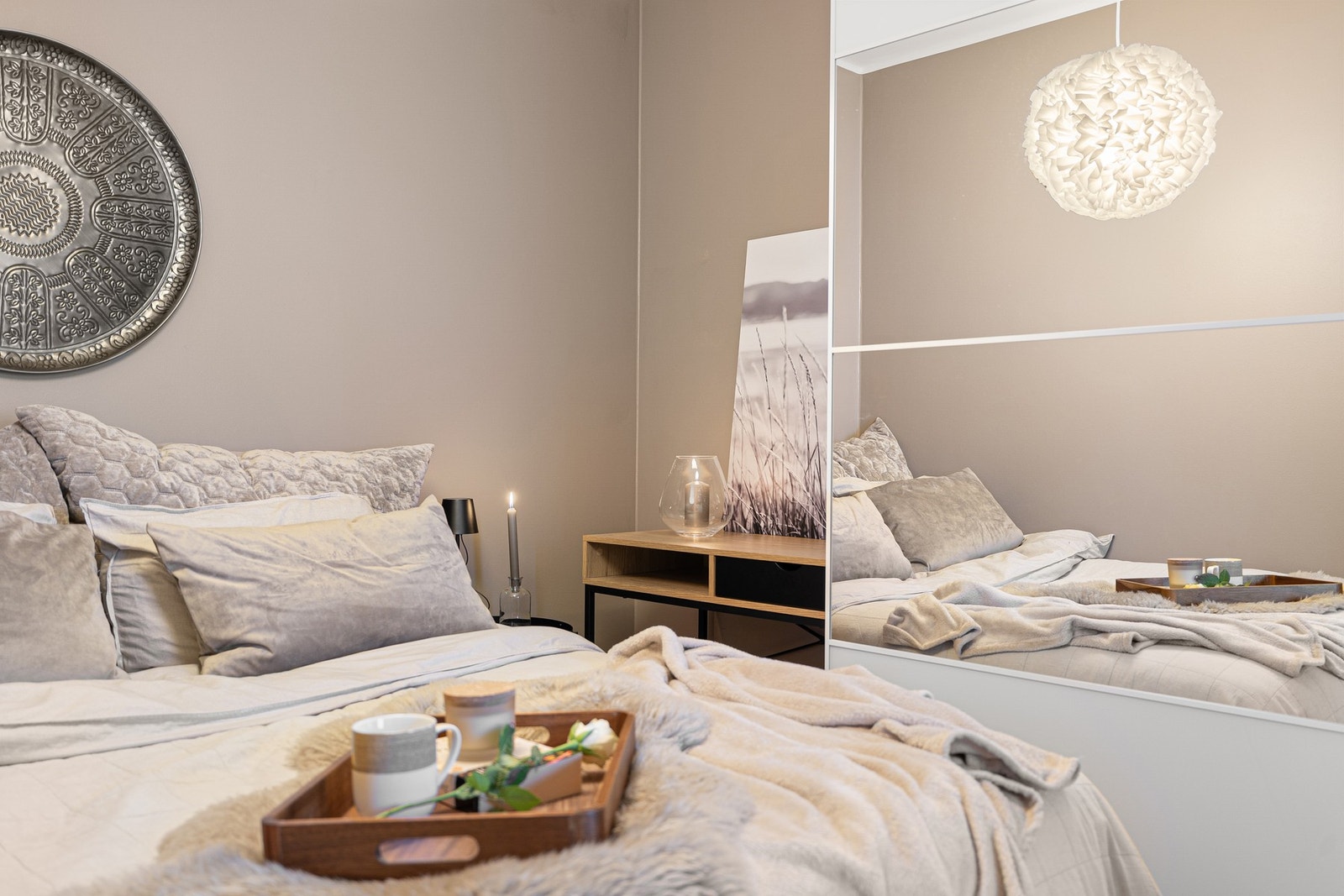 Leiligheten er malt i tidsriktige og moderne farger. Galleribilde