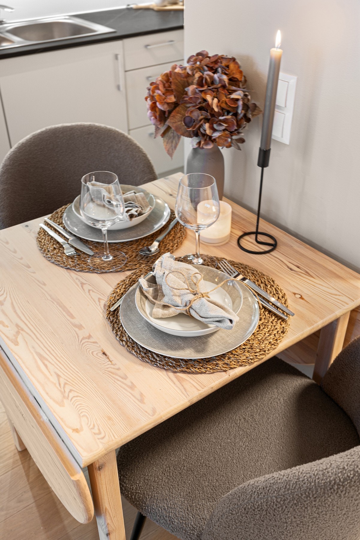 Plass til et hyggelig spisebord i forbindelse med kjøkkenet. Galleribilde