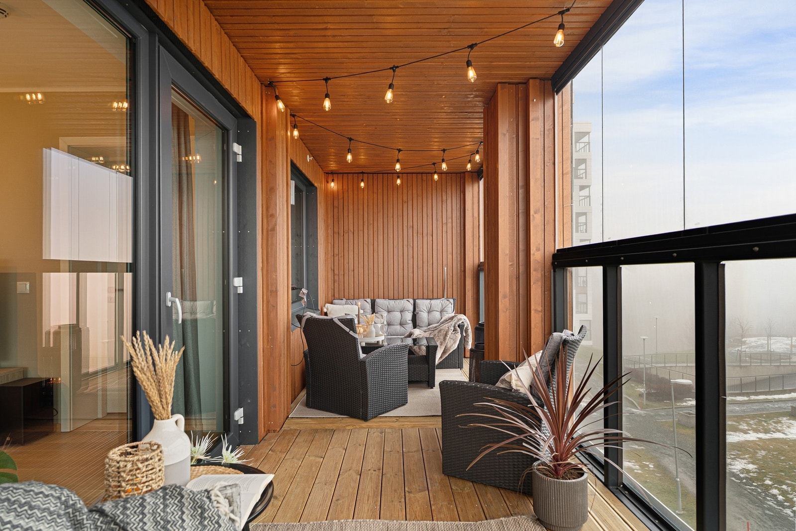 Her har man rikelig med plass til ønsket utemøblement. Galleribilde