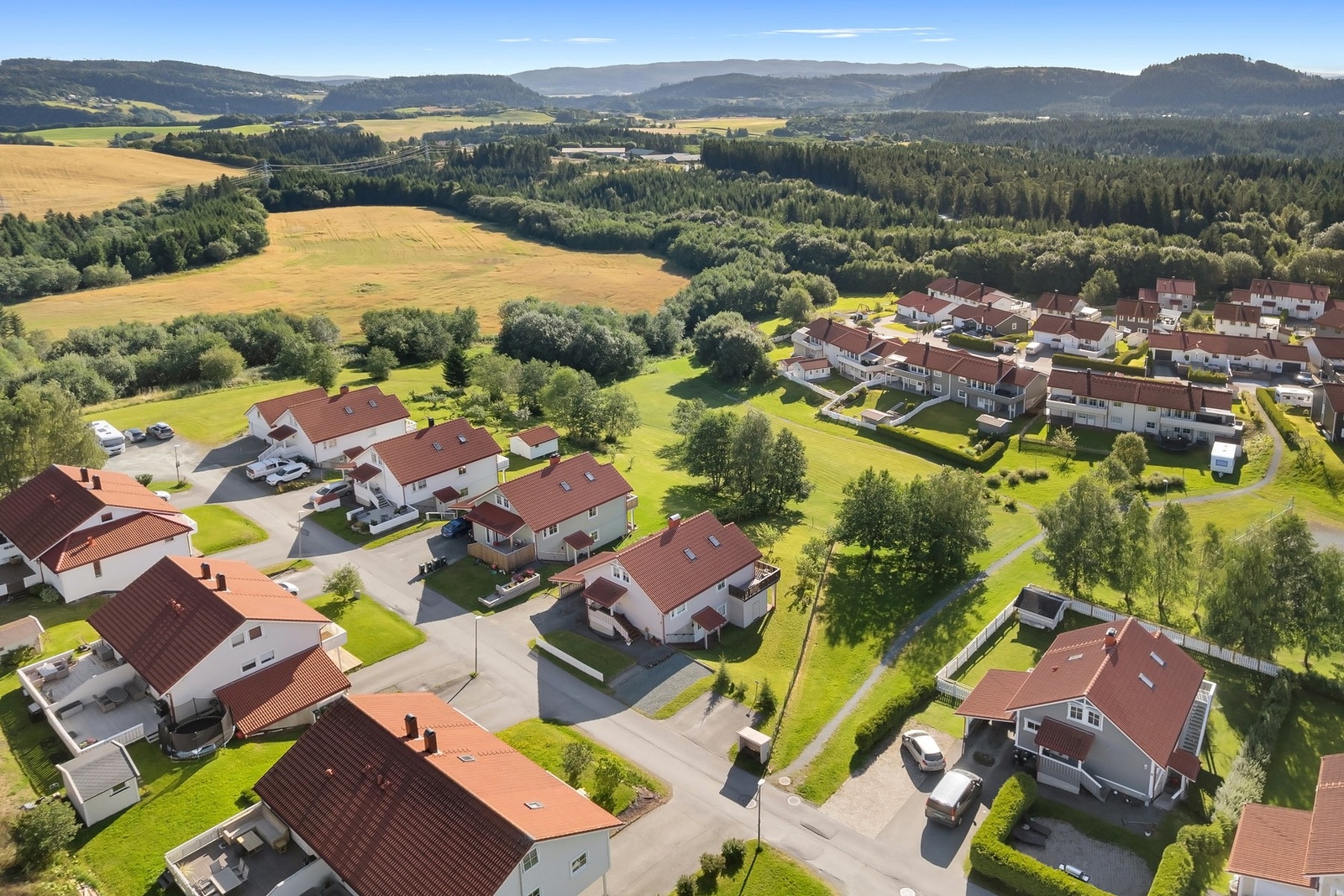 Særdeles flott familiebolig over tre plan med flott beliggenhet i lite trafikkert blindvei. Galleribilde