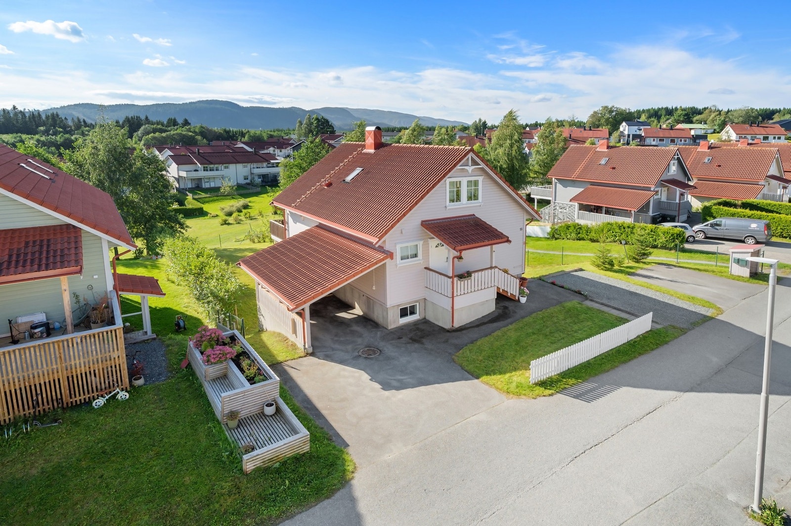 Stor carport samt flere parkeringsplasser i egen gårdsplass. Galleribilde