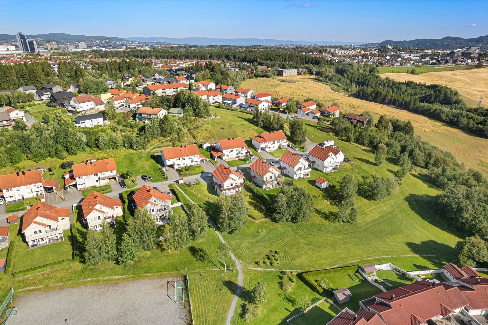 Fra boligen er det gangavstand til både barnehager, skoler, dagligvarebutikker og kjøpesentre. Galleribilde
