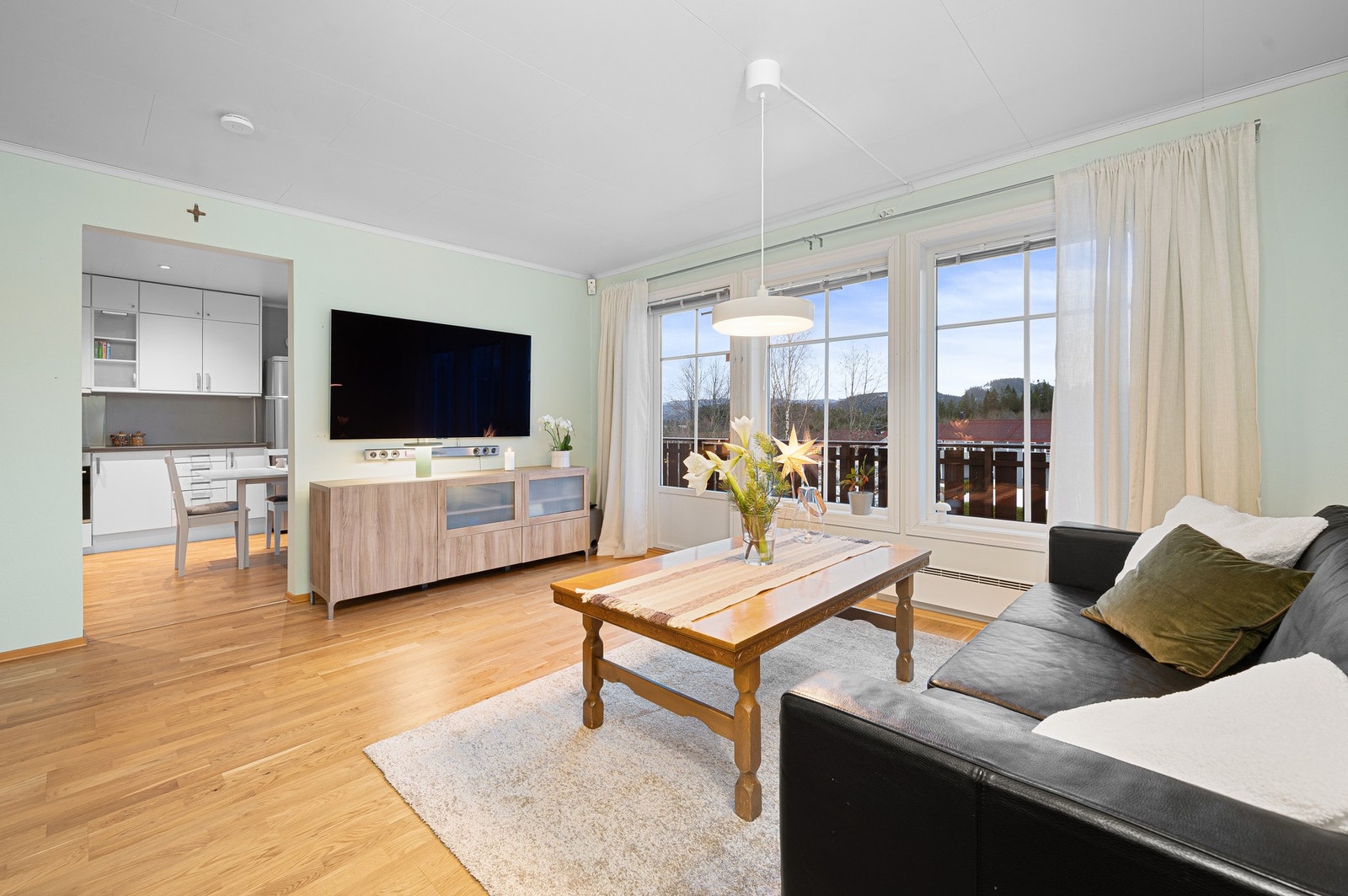 Romslig stue med gode møbleringsmuligheter. Galleribilde