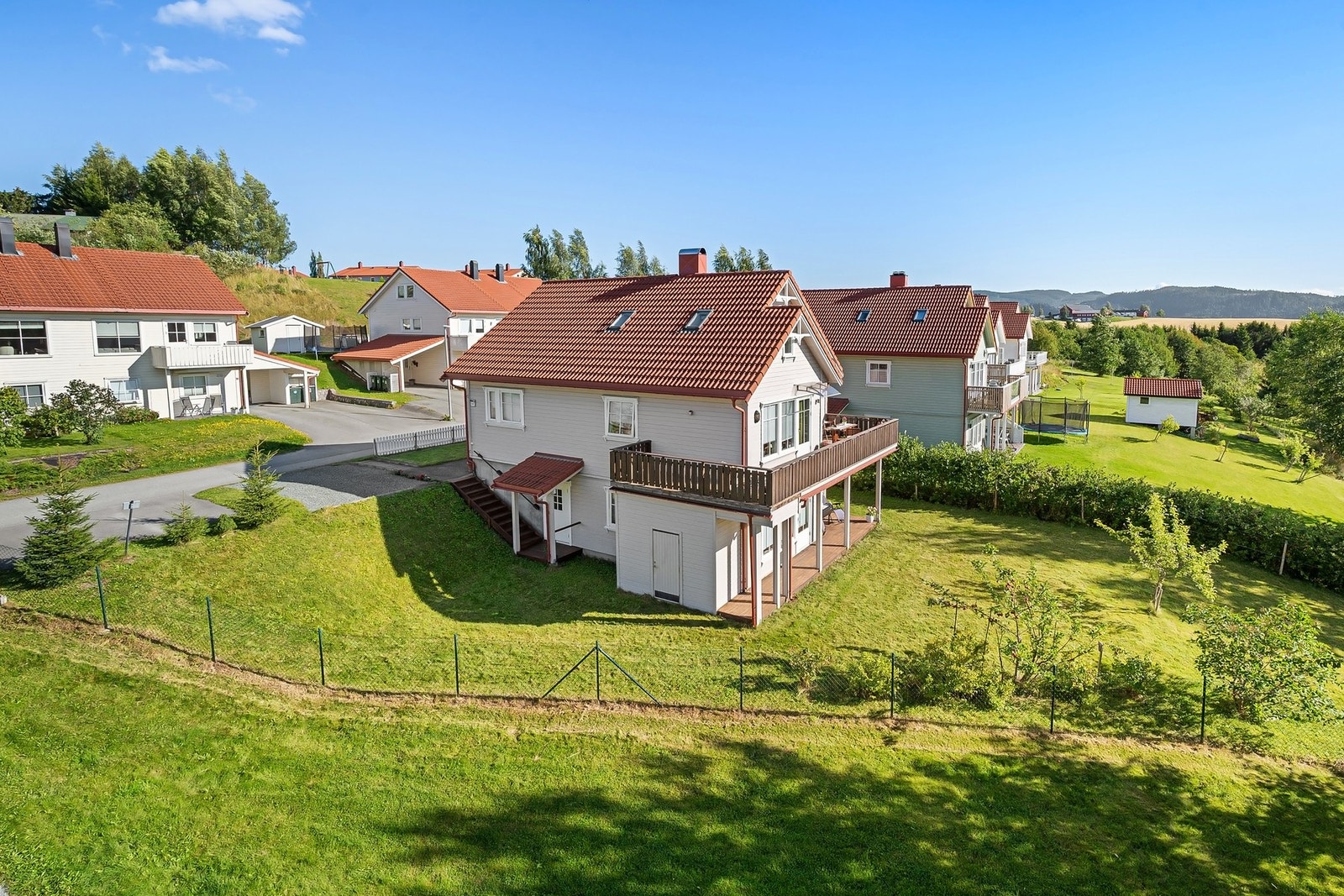 Fantastisk beliggenhet i feltet med stor tomt. Galleribilde