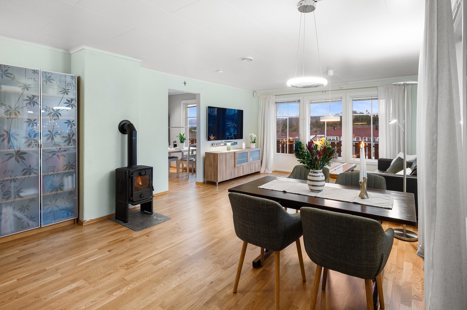 Flott stue med store vindusflater som gir rommet godt med naturlig lysinnslipp. Galleribilde