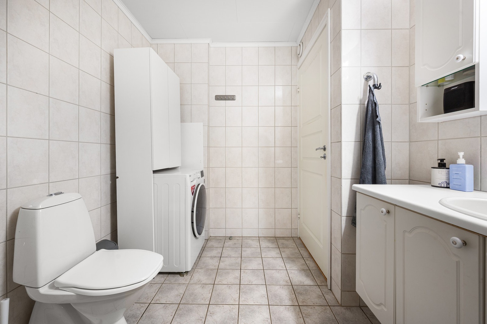 Flislagt bad med god plass til vaskemaskin. Galleribilde