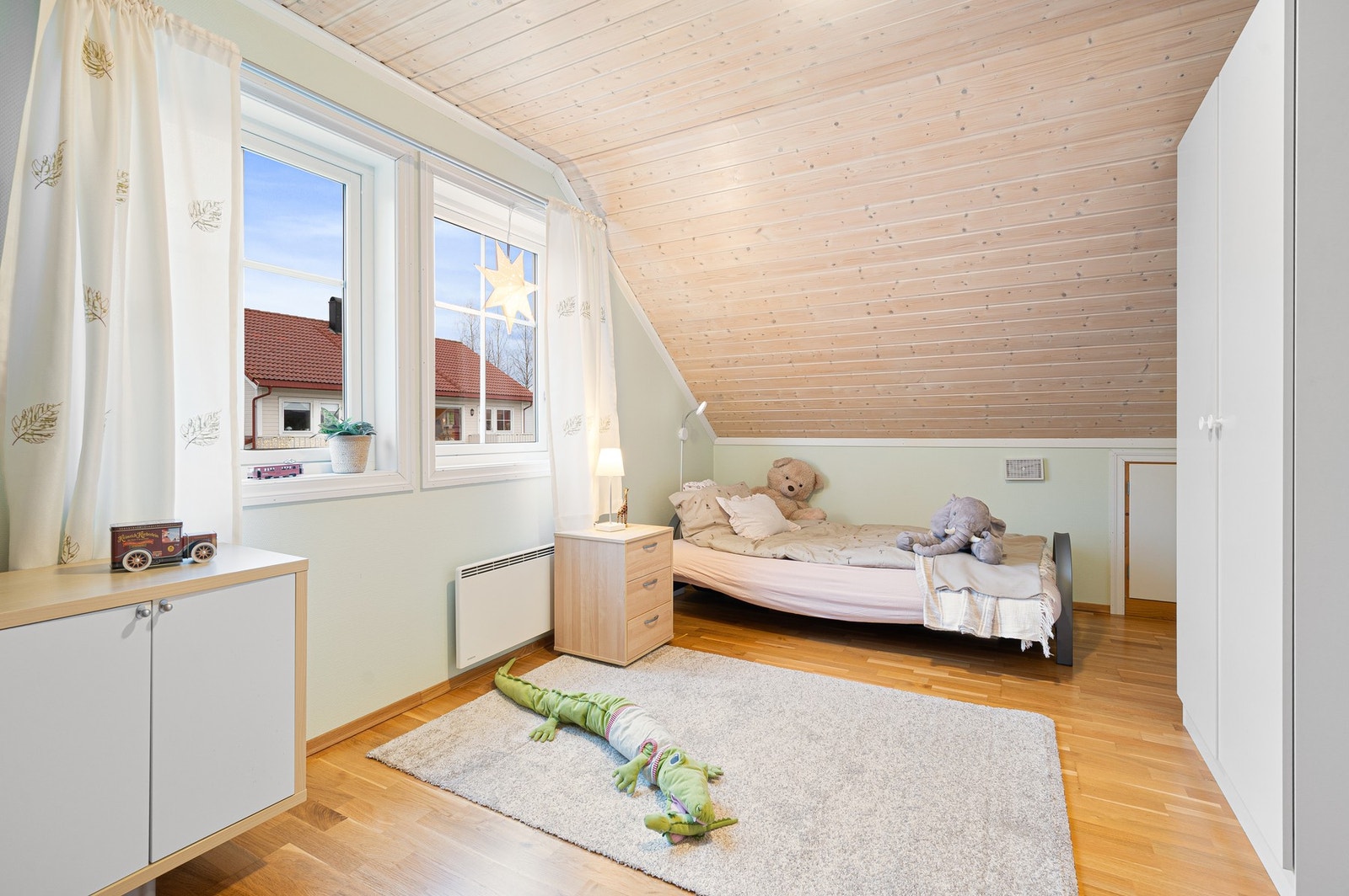 Det er kott på begge sider av begge soverommene oppe. Galleribilde