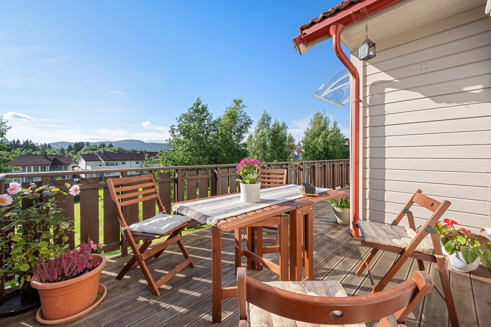 Balkongen strekker seg rundt to sider av boligen. Galleribilde