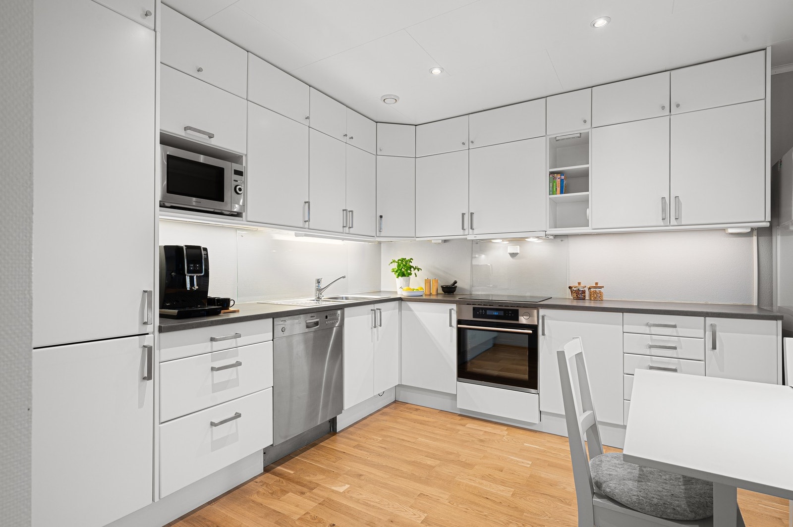 Det er god plass til kjøkkenbord på kjøkkenet. Galleribilde