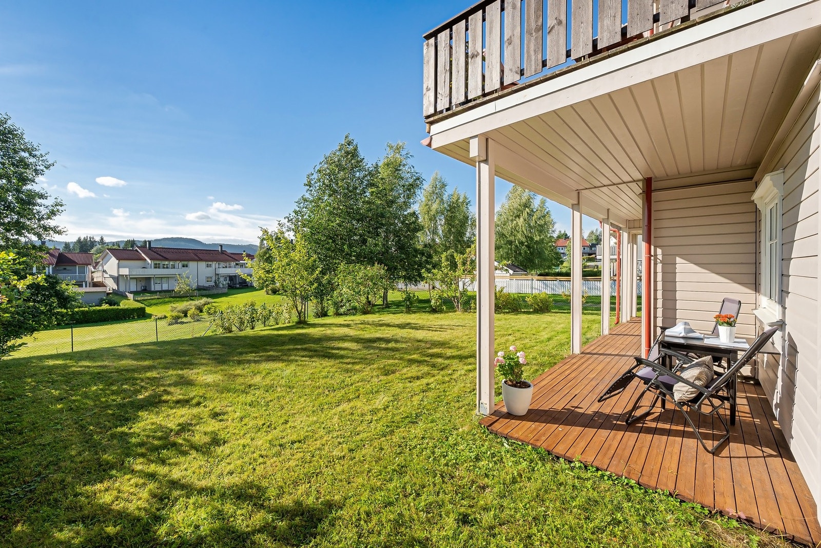 Det er flotte uteområder rundt boligen med plen og prydbusker. Galleribilde