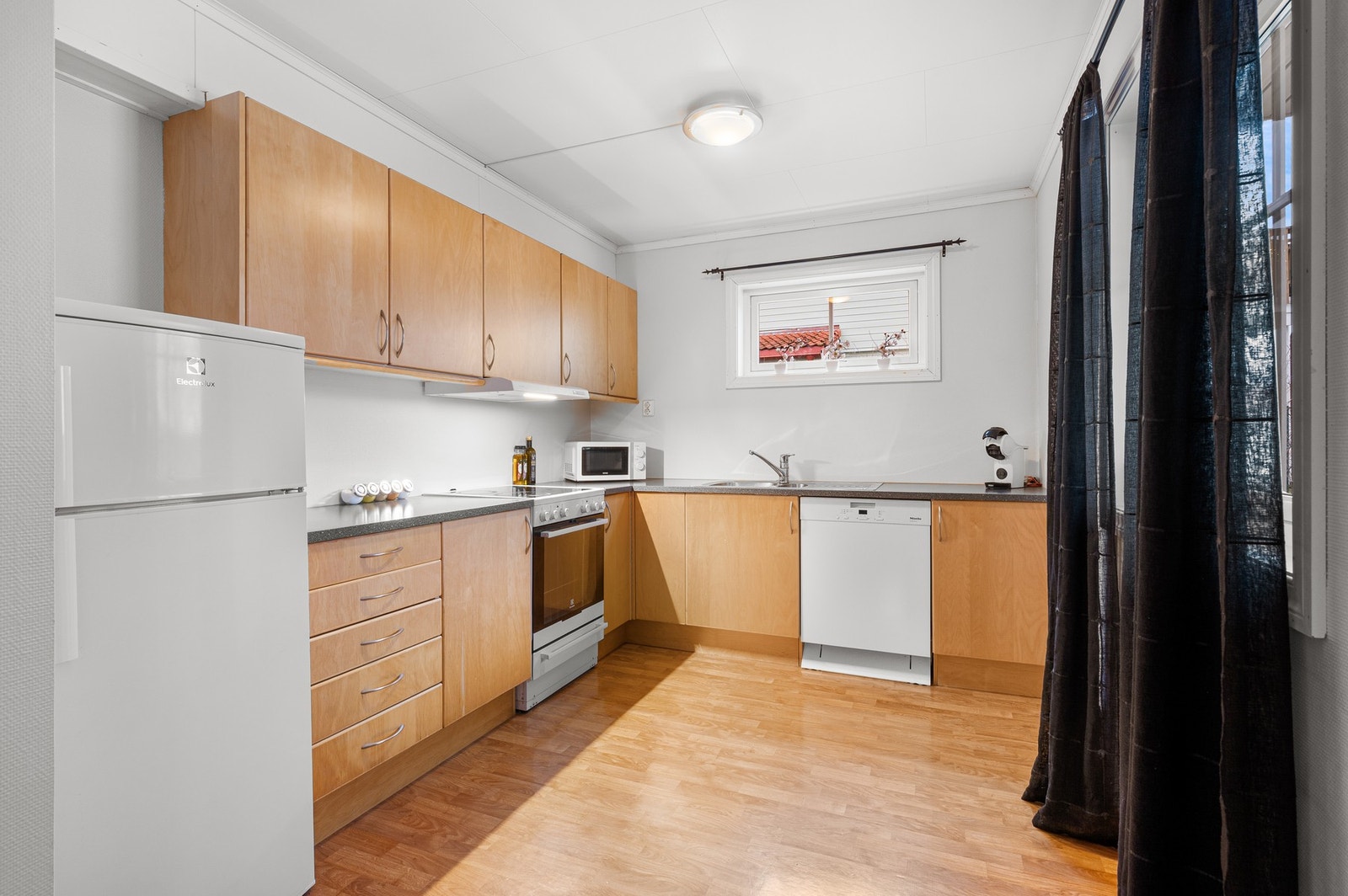 Kjøkken på 8,4 kvm. Det er flere vindu i utleiedelen som gir godt med naturlig lysinnslipp. Galleribilde