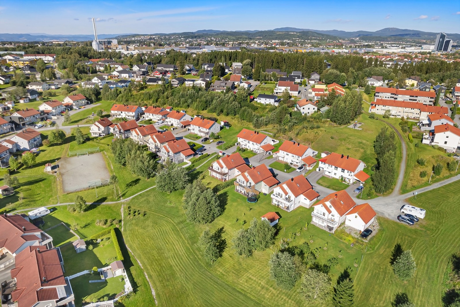 Dette er en fantastisk familiebolig for deg som ønsker å bo i et rolig og barnevennlig boområde med lite innsyn. Galleribilde