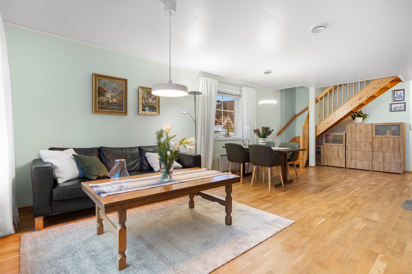 Eneboligen fremstår som svært velholdt med gjennomført god standard. Galleribilde