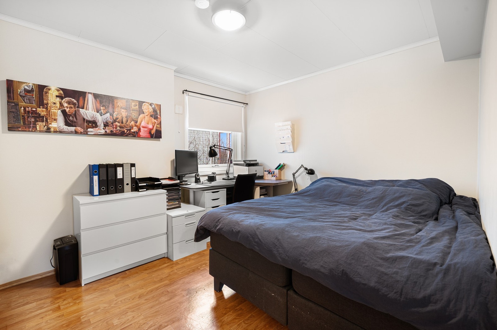 Stort soverom på 11,8 kvm med god plass til dobbeltseng og garderobeskap. Galleribilde