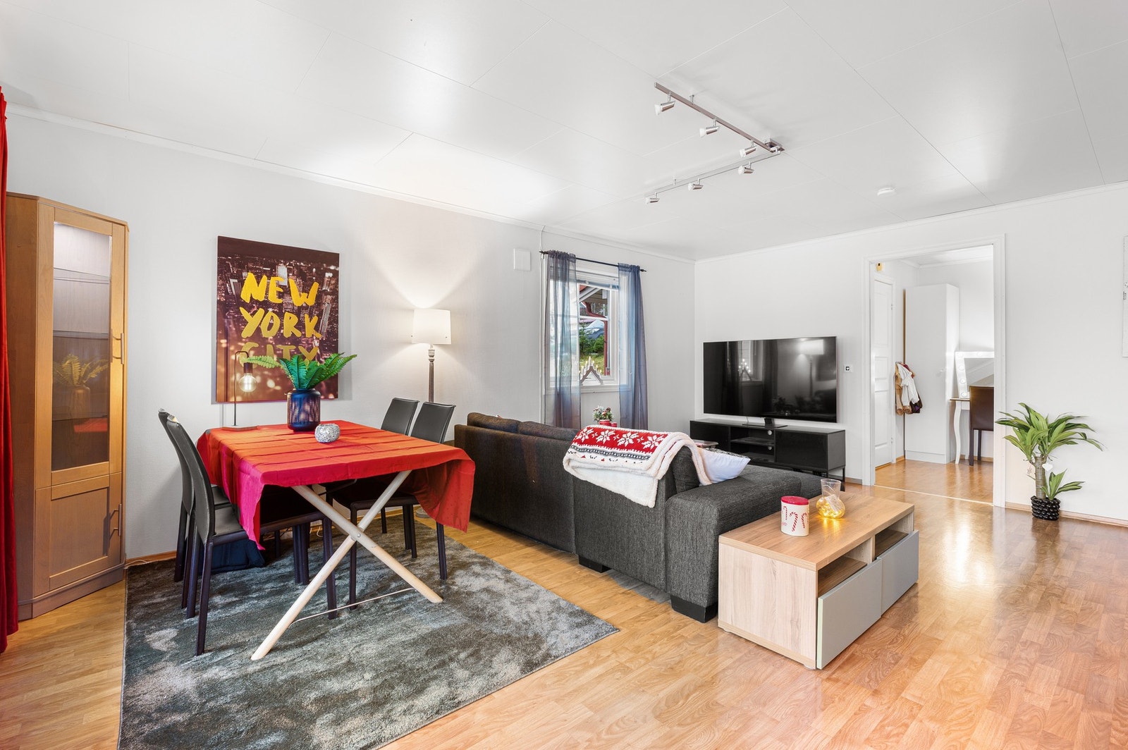 Lys og flott utleiedel med romslig stue. Galleribilde