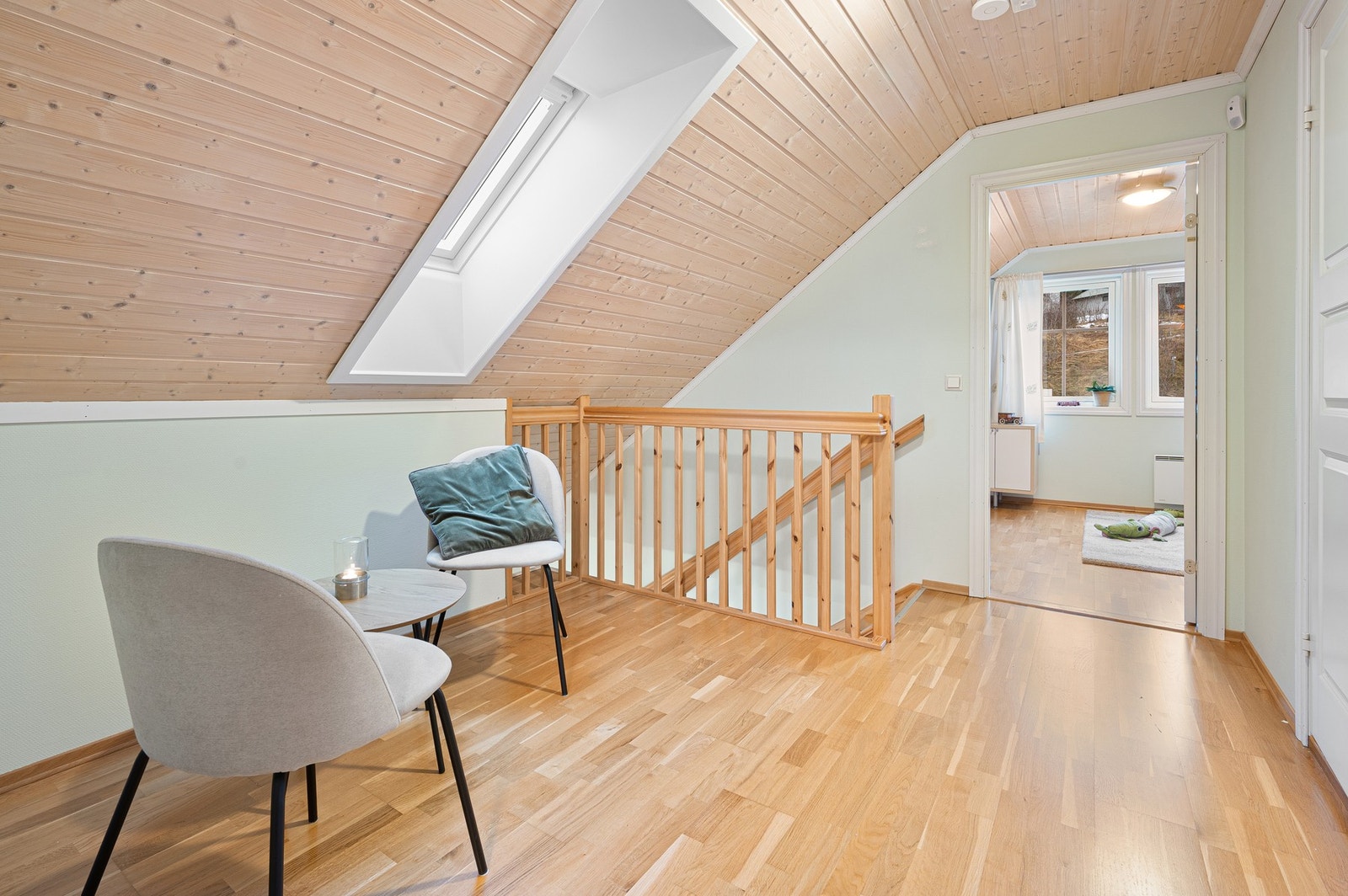 Oppe i 2.etasje er det 2 soverom og et bad. Galleribilde