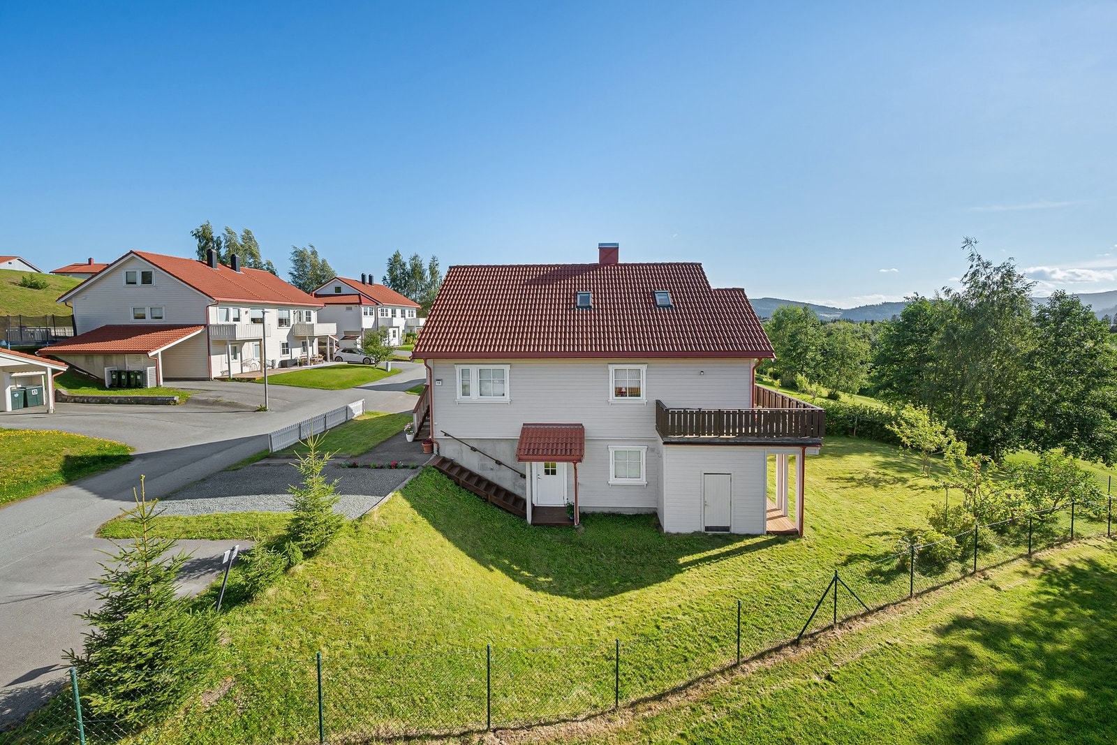 Særdeles flott familiebolig over tre plan med flott beliggenhet i lite trafikkert blindvei. Galleribilde