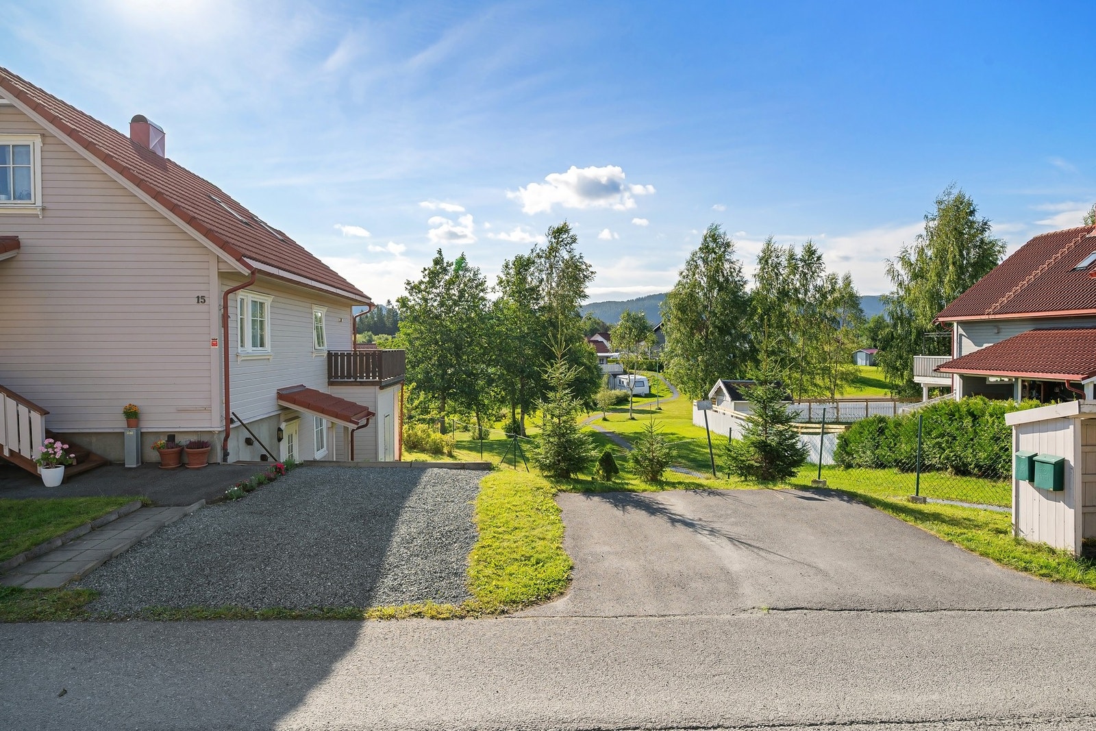 Godt med parkeringsplasser på tomta. Galleribilde