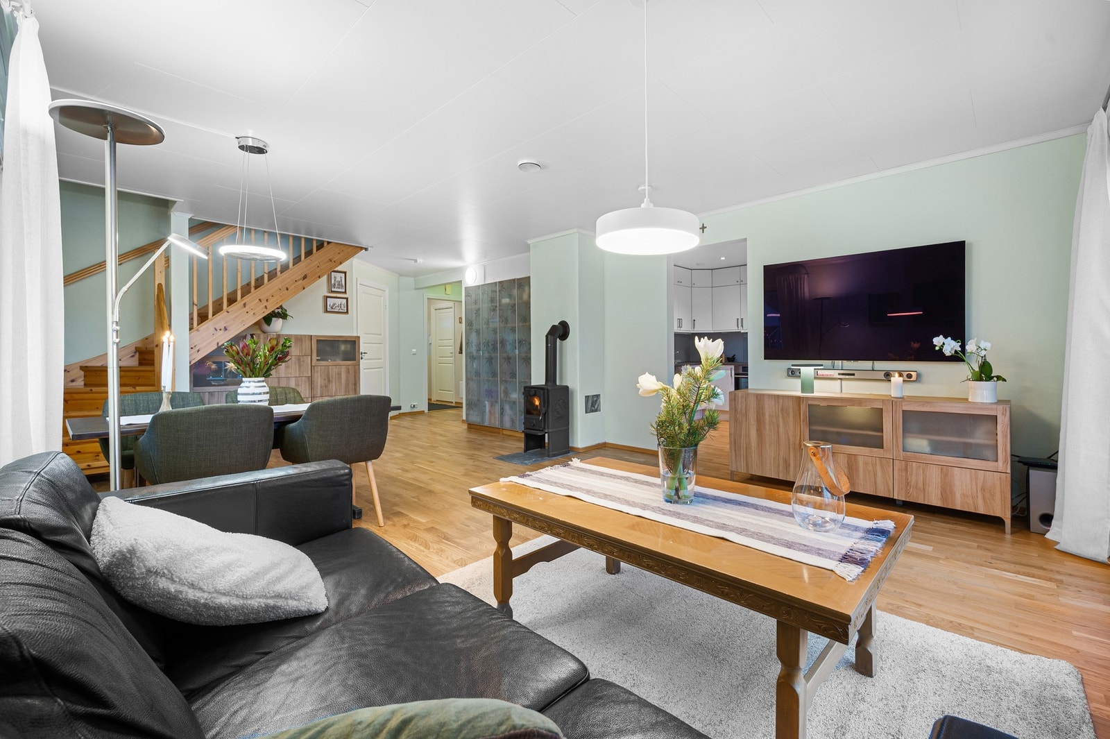 Boligens varmekilde er vedfyring og elektrisk oppvarming. Galleribilde