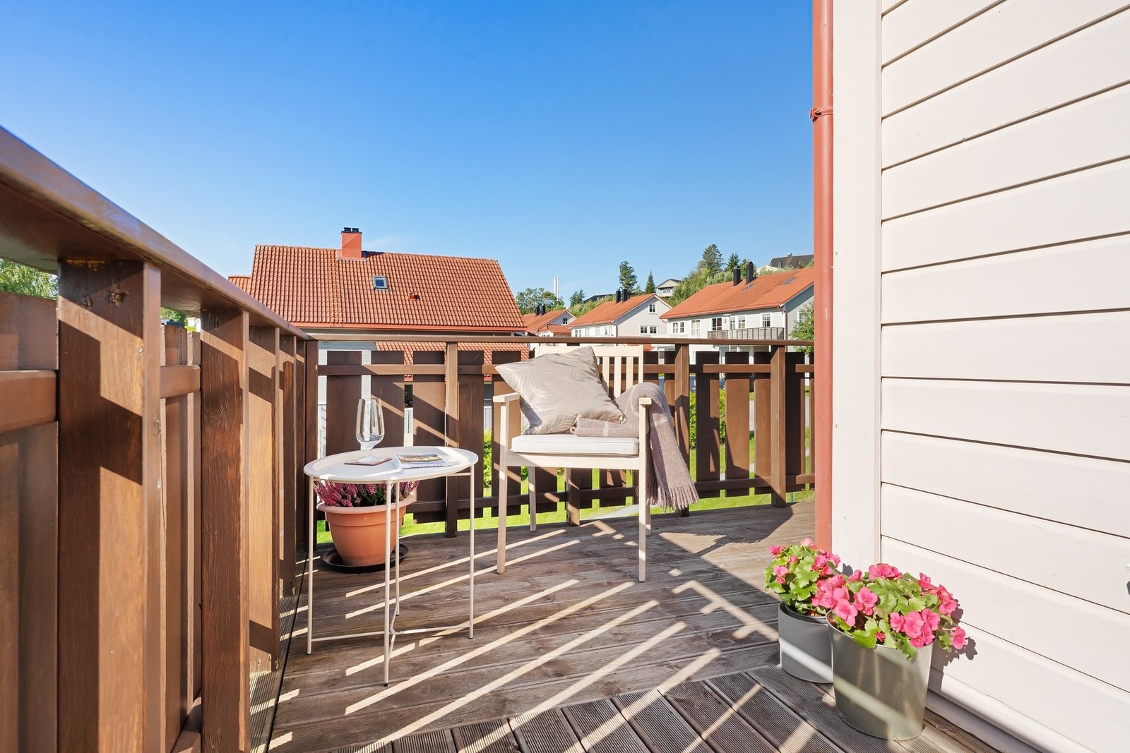 Balkongen er på 22 kvm og har plass til flere soner. Galleribilde