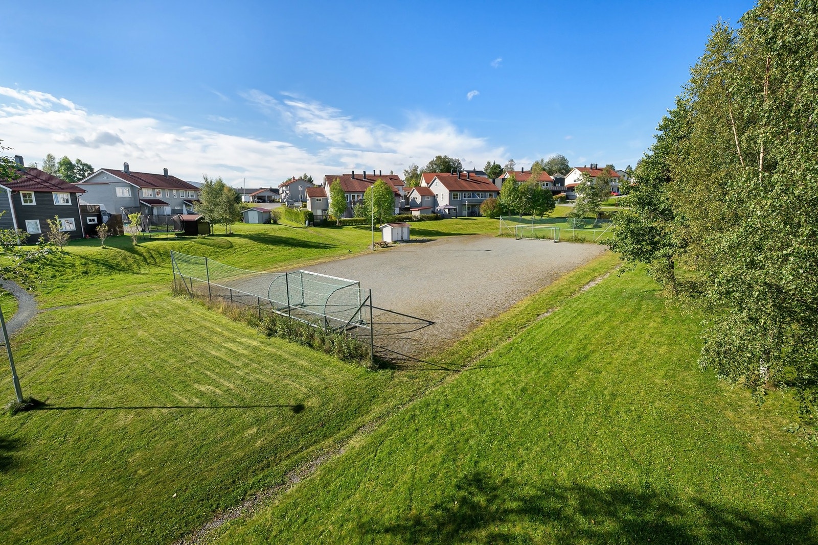 I nærheten finner man parker, lekeområder, fotballbaner og akebakke. Det er også flere turstier gjennom skogen like bak feltet. Galleribilde