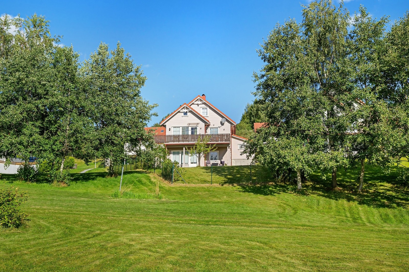 Fantastisk beliggenhet i feltet med svært lite innsyn og store grøntarealer rundt boligen. Galleribilde