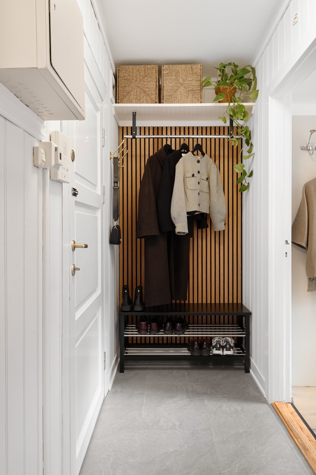 Boligen har en hyggelig entré med varmefolie under laminatfliser Galleribilde