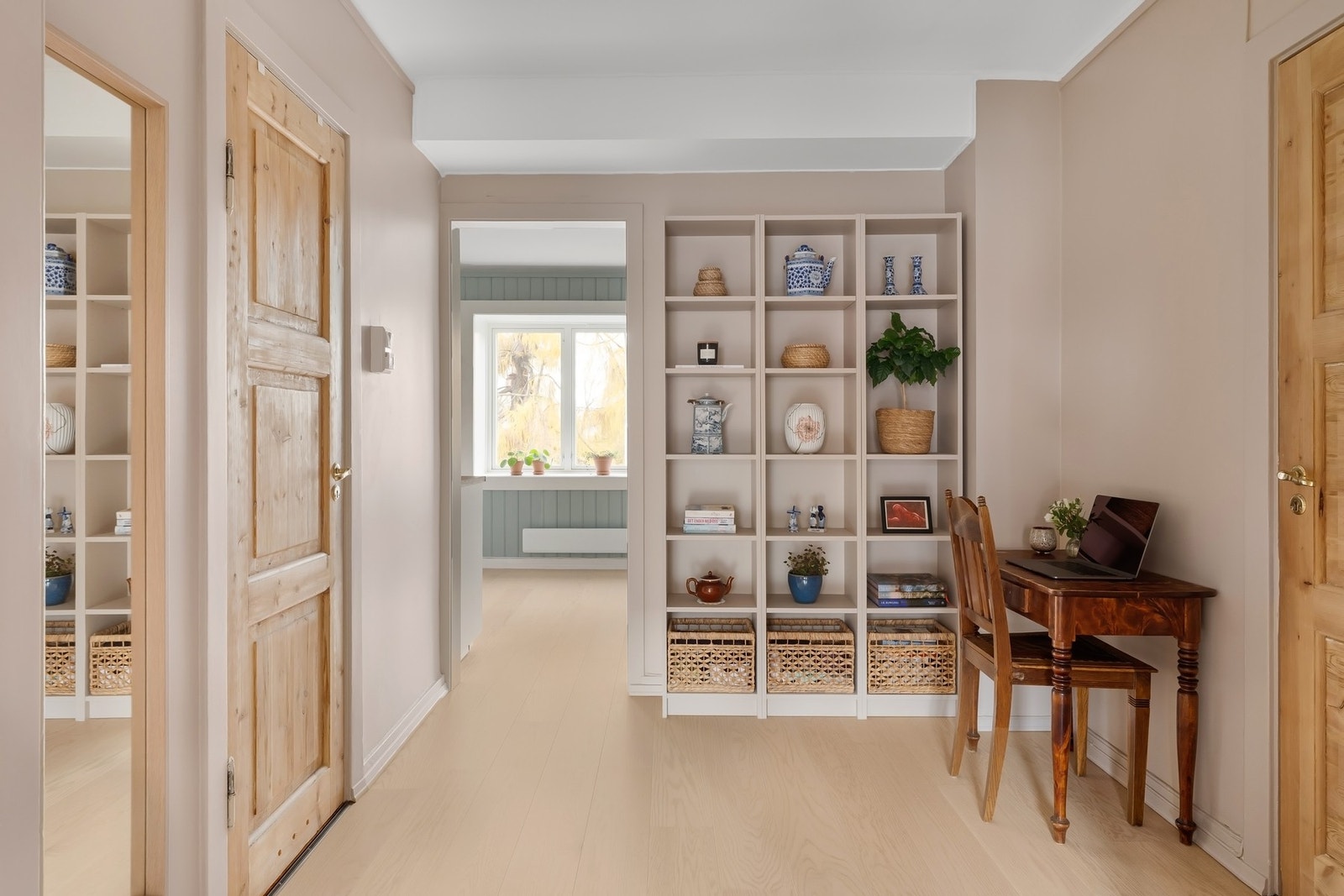 I boligen er det en praktisk gang/stue med gode innredningsmuligheter som f.eks. oppbevaring, lesekrok og/eller hjemmekontor Galleribilde