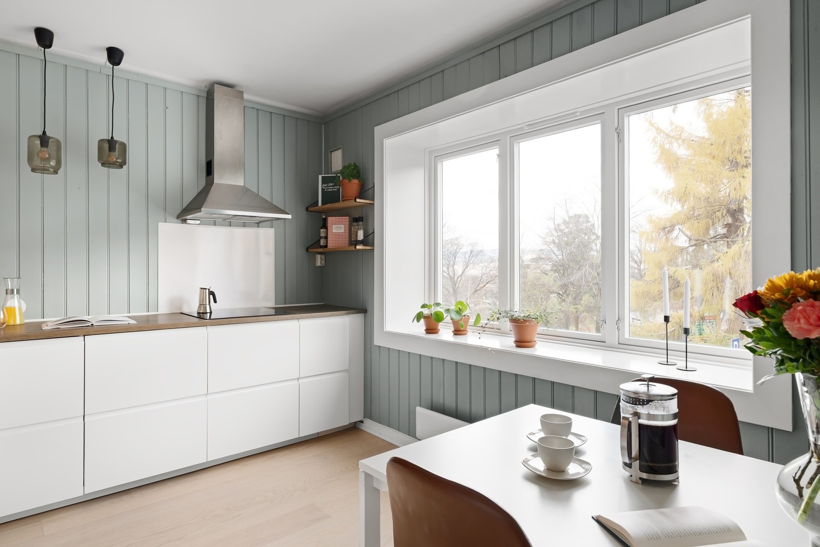 Boligen har en god kombinasjon av moderne sjarm og gjennomtenkte farge- og materialvalg Galleribilde