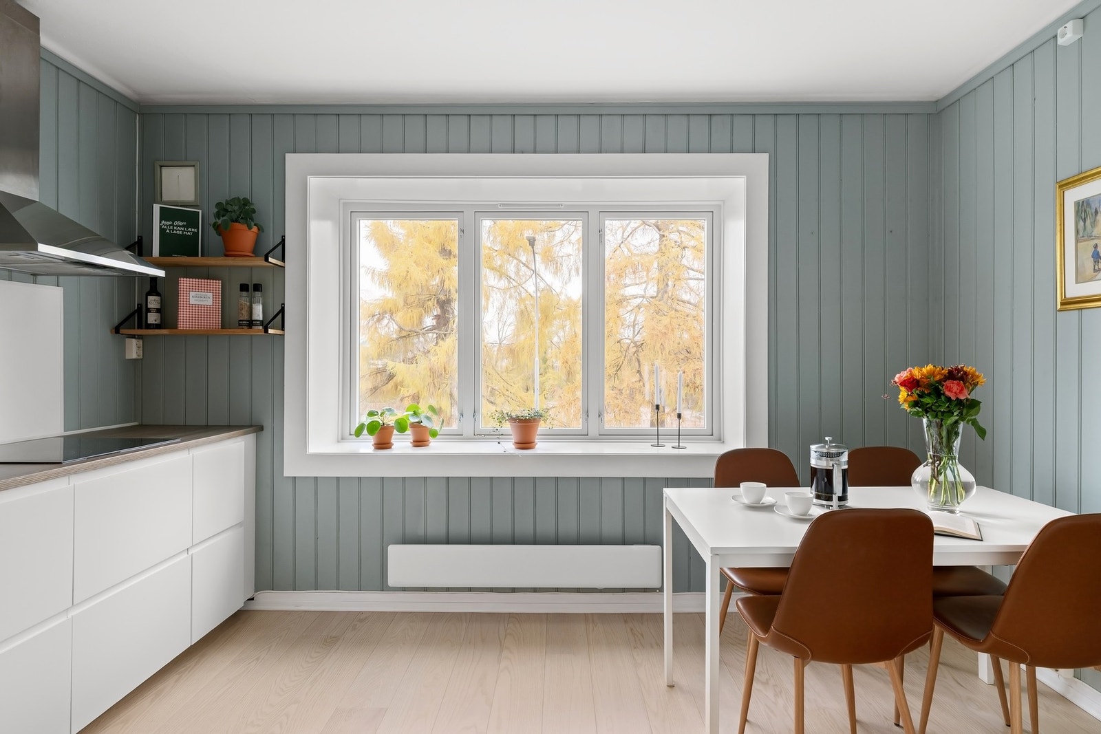 Det store vinduet har dyp karm og slipper dagslyset inn samtidig som det byr på en ekstra hygge i rommet Galleribilde