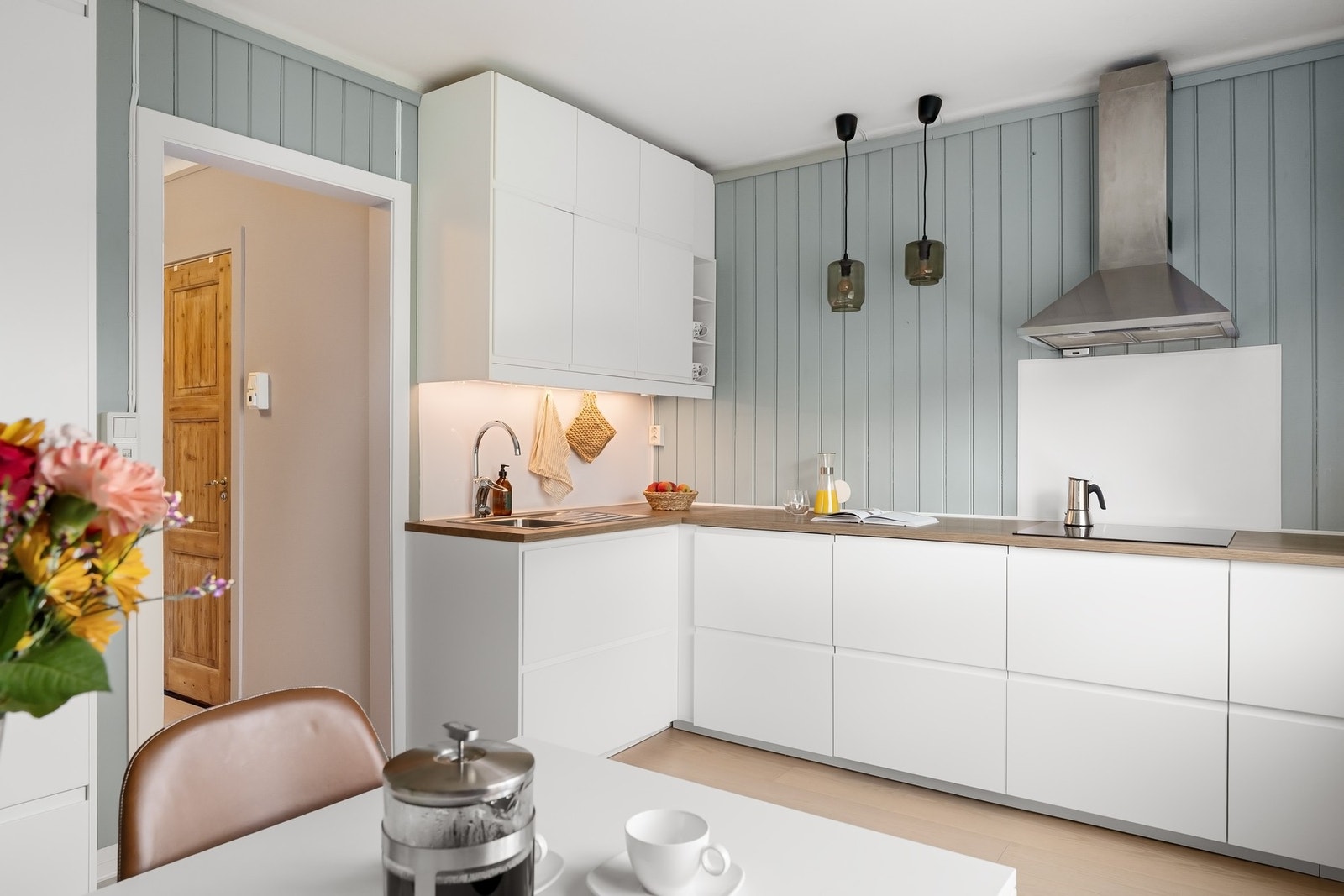 Svært pent og stilrent kjøkken som ble pusset opp i 2017 med både innredning, rør, opplegg av strøm, og varmefolie i gulv Galleribilde