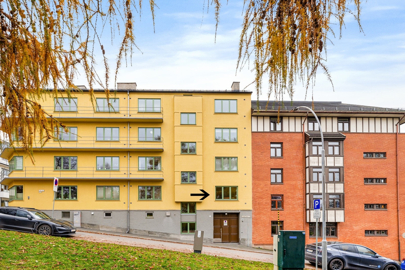 Bygården er beliggende i en skrå bakke som gjør at leiligheten er høyt over bakken. Se pil Galleribilde